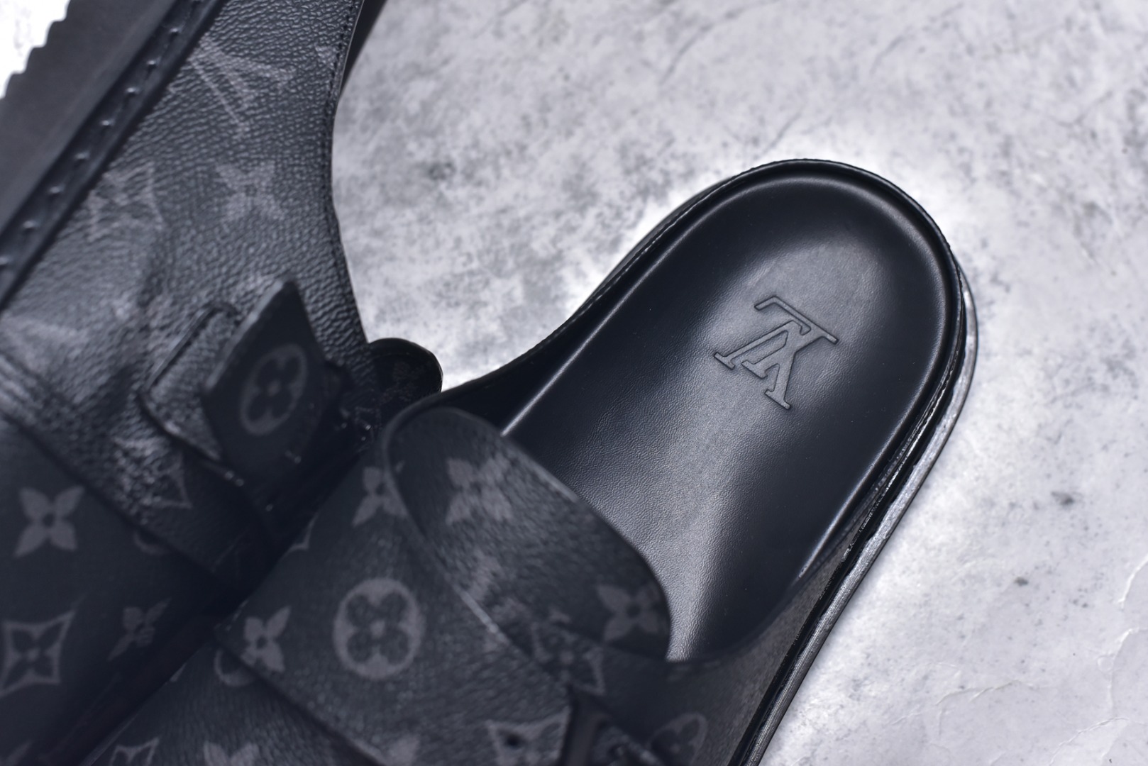 图片[9]-#Louis Vuitton Easy 皮革拼接 博肯半包头拖鞋凉鞋 全网首发 原版开发 纳米级复刻 独家私模大底 内里采用全粒面头层牛皮 原厂进口特A 9级真正1：1老花鞋面（9级为最顶面料） 印花对点对位 定制电镀五金辅料 整体还原度95%以上 尺码：38 39 40 41 42 43 44 45 46-选品中心