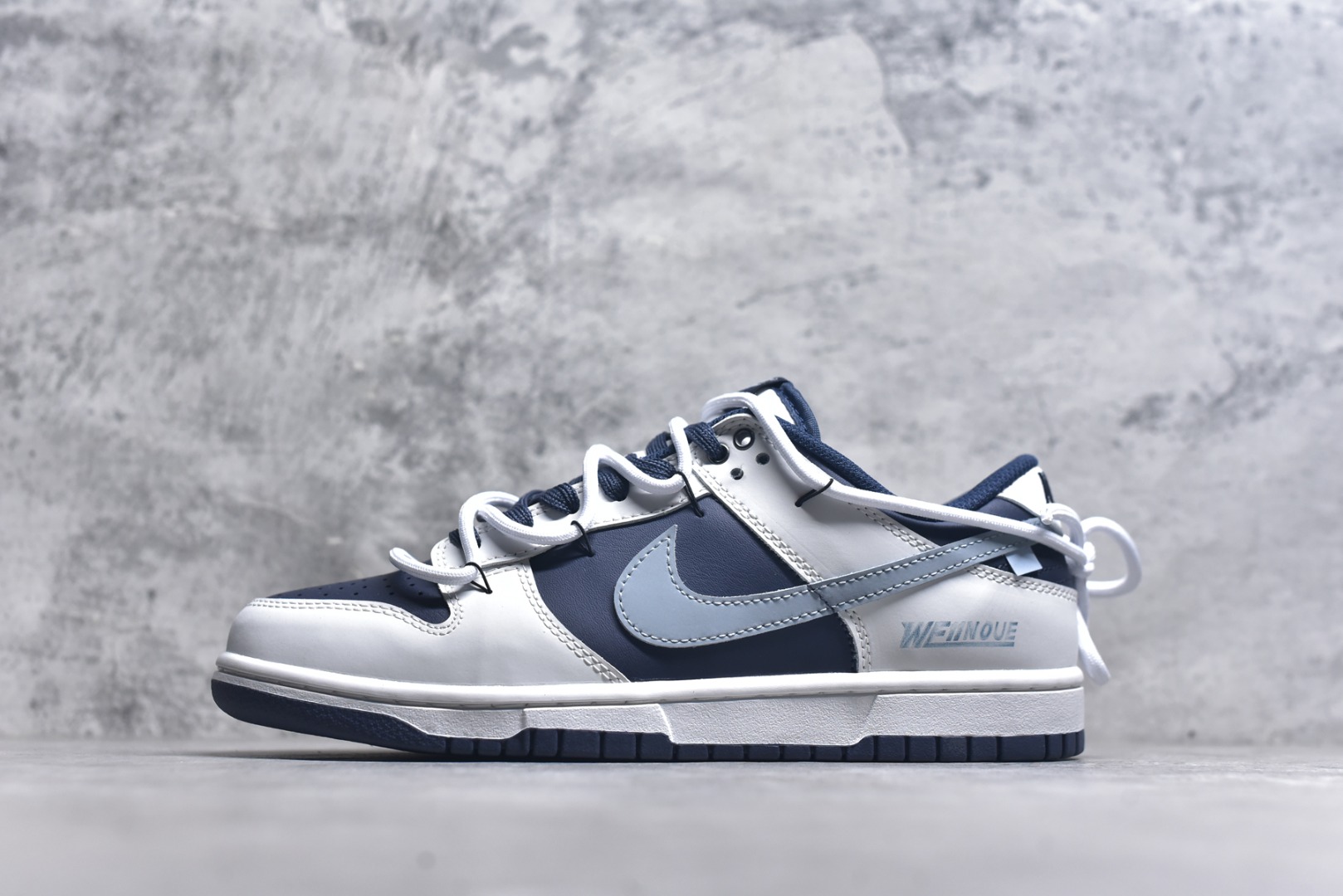 #NK Dunk Low 北屿 WB0512-086 当纯白沙滩遇见深海之境，演绎低饱和碰撞高级街头美学。鞋面如北屿沙岸般细腻温润，深海蓝覆层似潮汐漫过礁石，灰蓝Swoosh如雾霭掠过海平面，低调却不失细节「WELLDONE」标识侧畔点睛，海军蓝鞋带系统与鞋舌标签呼应，赋予整体穿搭深海般的沉稳张力。定制系列天花板 无原鞋不开发 全系列得物原鞋一比一校对开发 配色持续更新中 终端对接 优势输出 全套原厂楦头原纸板数据档案倾力打造 原汁原味莞产 极致还原 圈内最强针车工艺 高端零售指定版 广东原厂配套原盒原标 鞋盒分三个尺码段 原厂冲刀 超高清洁度 全鞋零毛边皮料切割 采用原厂百宏鞋带以及原厂百宏织唛舌标 内标可供原厂几率过验 进口原装条纹中底布 四线拉帮白色点胶 原厂拉帮手法遵循公司 原厂电绣 极致还原 尺码：36 36.5 37.5 38 38.5 39 40 40.5 41 42 42.5 43 44 44.5 45 46-选品中心