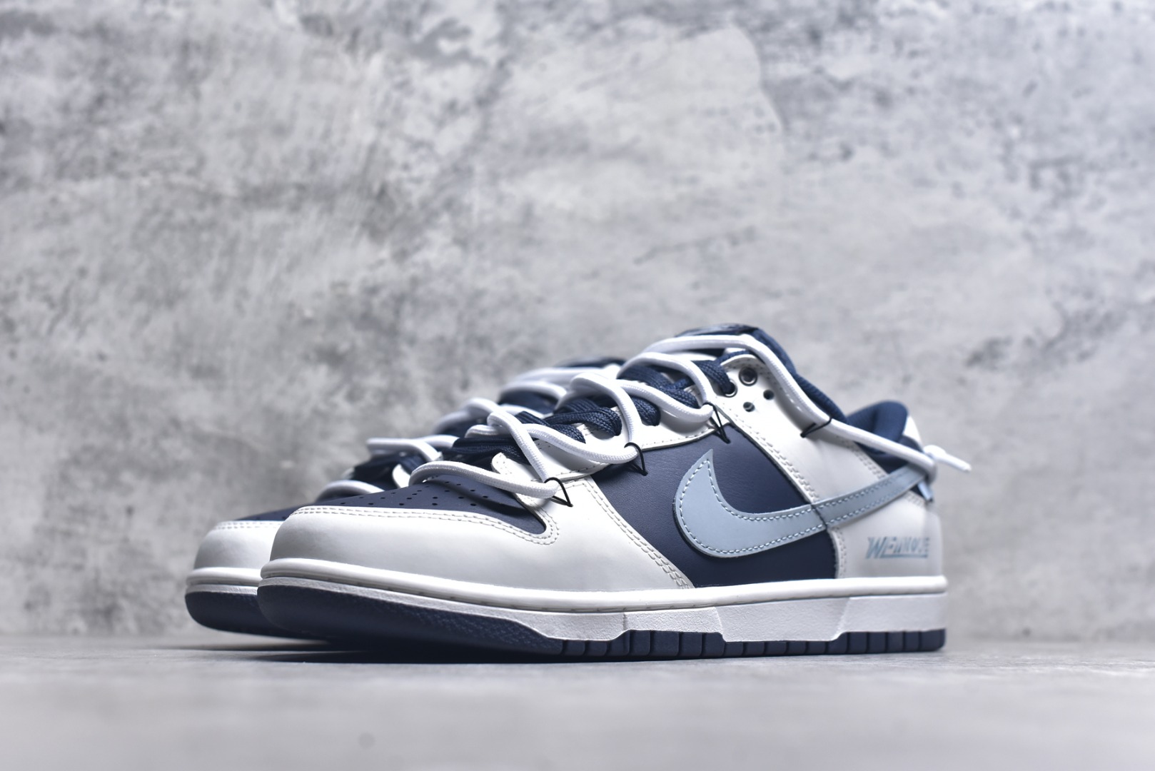 图片[2]-#NK Dunk Low 北屿 WB0512-086 当纯白沙滩遇见深海之境，演绎低饱和碰撞高级街头美学。鞋面如北屿沙岸般细腻温润，深海蓝覆层似潮汐漫过礁石，灰蓝Swoosh如雾霭掠过海平面，低调却不失细节「WELLDONE」标识侧畔点睛，海军蓝鞋带系统与鞋舌标签呼应，赋予整体穿搭深海般的沉稳张力。定制系列天花板 无原鞋不开发 全系列得物原鞋一比一校对开发 配色持续更新中 终端对接 优势输出 全套原厂楦头原纸板数据档案倾力打造 原汁原味莞产 极致还原 圈内最强针车工艺 高端零售指定版 广东原厂配套原盒原标 鞋盒分三个尺码段 原厂冲刀 超高清洁度 全鞋零毛边皮料切割 采用原厂百宏鞋带以及原厂百宏织唛舌标 内标可供原厂几率过验 进口原装条纹中底布 四线拉帮白色点胶 原厂拉帮手法遵循公司 原厂电绣 极致还原 尺码：36 36.5 37.5 38 38.5 39 40 40.5 41 42 42.5 43 44 44.5 45 46-选品中心