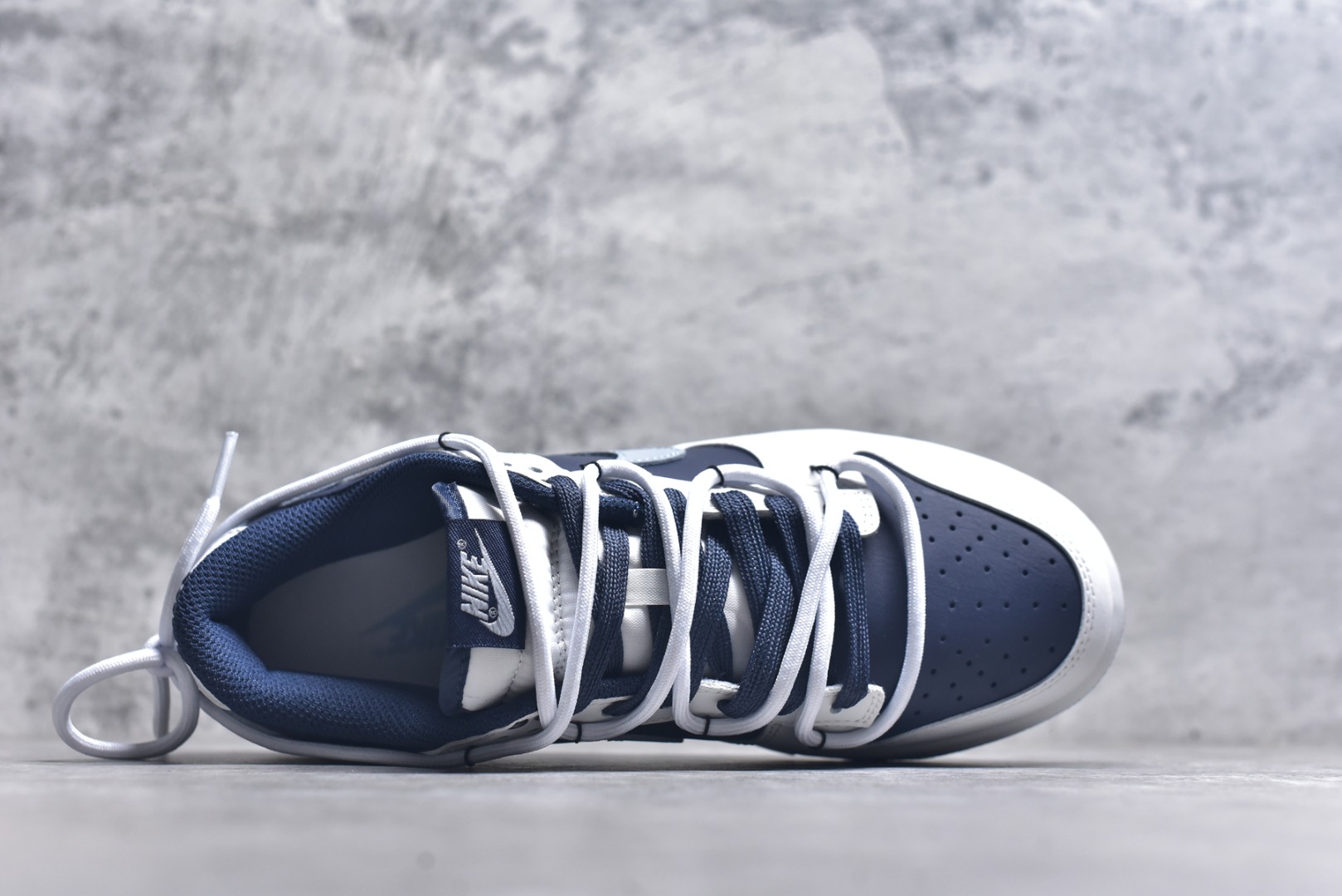 图片[4]-#NK Dunk Low 北屿 WB0512-086 当纯白沙滩遇见深海之境，演绎低饱和碰撞高级街头美学。鞋面如北屿沙岸般细腻温润，深海蓝覆层似潮汐漫过礁石，灰蓝Swoosh如雾霭掠过海平面，低调却不失细节「WELLDONE」标识侧畔点睛，海军蓝鞋带系统与鞋舌标签呼应，赋予整体穿搭深海般的沉稳张力。定制系列天花板 无原鞋不开发 全系列得物原鞋一比一校对开发 配色持续更新中 终端对接 优势输出 全套原厂楦头原纸板数据档案倾力打造 原汁原味莞产 极致还原 圈内最强针车工艺 高端零售指定版 广东原厂配套原盒原标 鞋盒分三个尺码段 原厂冲刀 超高清洁度 全鞋零毛边皮料切割 采用原厂百宏鞋带以及原厂百宏织唛舌标 内标可供原厂几率过验 进口原装条纹中底布 四线拉帮白色点胶 原厂拉帮手法遵循公司 原厂电绣 极致还原 尺码：36 36.5 37.5 38 38.5 39 40 40.5 41 42 42.5 43 44 44.5 45 46-选品中心