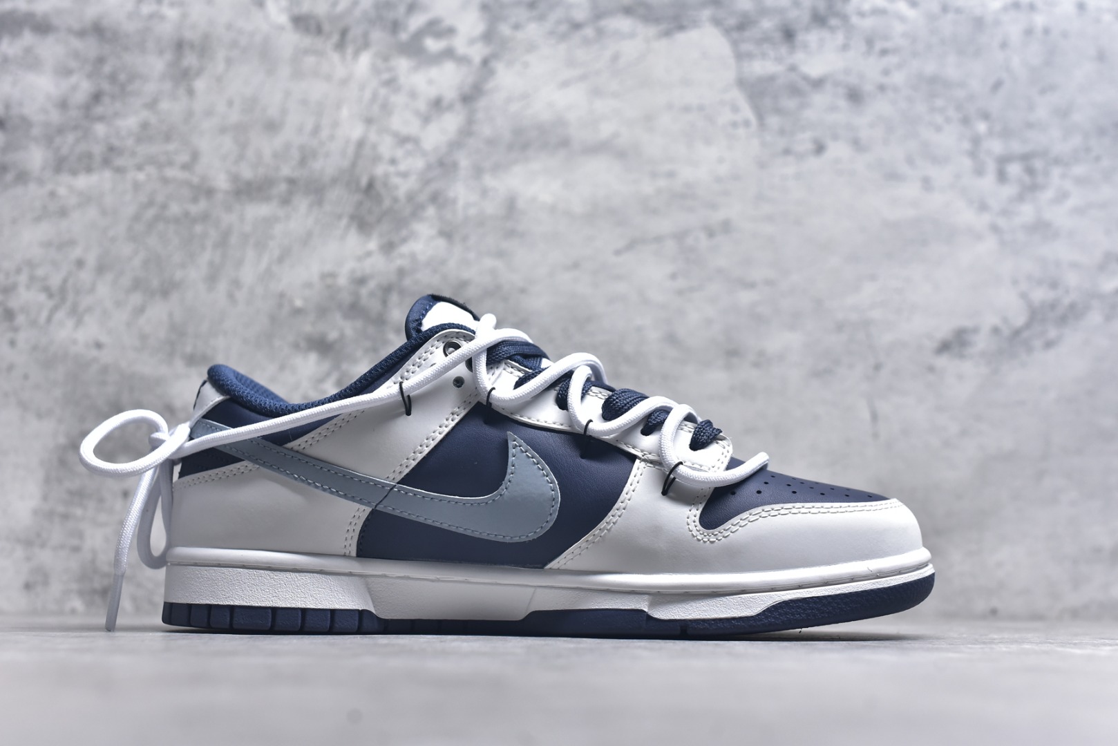 图片[3]-#NK Dunk Low 北屿 WB0512-086 当纯白沙滩遇见深海之境，演绎低饱和碰撞高级街头美学。鞋面如北屿沙岸般细腻温润，深海蓝覆层似潮汐漫过礁石，灰蓝Swoosh如雾霭掠过海平面，低调却不失细节「WELLDONE」标识侧畔点睛，海军蓝鞋带系统与鞋舌标签呼应，赋予整体穿搭深海般的沉稳张力。定制系列天花板 无原鞋不开发 全系列得物原鞋一比一校对开发 配色持续更新中 终端对接 优势输出 全套原厂楦头原纸板数据档案倾力打造 原汁原味莞产 极致还原 圈内最强针车工艺 高端零售指定版 广东原厂配套原盒原标 鞋盒分三个尺码段 原厂冲刀 超高清洁度 全鞋零毛边皮料切割 采用原厂百宏鞋带以及原厂百宏织唛舌标 内标可供原厂几率过验 进口原装条纹中底布 四线拉帮白色点胶 原厂拉帮手法遵循公司 原厂电绣 极致还原 尺码：36 36.5 37.5 38 38.5 39 40 40.5 41 42 42.5 43 44 44.5 45 46-选品中心