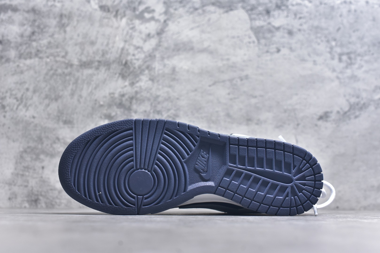 图片[6]-#NK Dunk Low 北屿 WB0512-086 当纯白沙滩遇见深海之境，演绎低饱和碰撞高级街头美学。鞋面如北屿沙岸般细腻温润，深海蓝覆层似潮汐漫过礁石，灰蓝Swoosh如雾霭掠过海平面，低调却不失细节「WELLDONE」标识侧畔点睛，海军蓝鞋带系统与鞋舌标签呼应，赋予整体穿搭深海般的沉稳张力。定制系列天花板 无原鞋不开发 全系列得物原鞋一比一校对开发 配色持续更新中 终端对接 优势输出 全套原厂楦头原纸板数据档案倾力打造 原汁原味莞产 极致还原 圈内最强针车工艺 高端零售指定版 广东原厂配套原盒原标 鞋盒分三个尺码段 原厂冲刀 超高清洁度 全鞋零毛边皮料切割 采用原厂百宏鞋带以及原厂百宏织唛舌标 内标可供原厂几率过验 进口原装条纹中底布 四线拉帮白色点胶 原厂拉帮手法遵循公司 原厂电绣 极致还原 尺码：36 36.5 37.5 38 38.5 39 40 40.5 41 42 42.5 43 44 44.5 45 46-选品中心