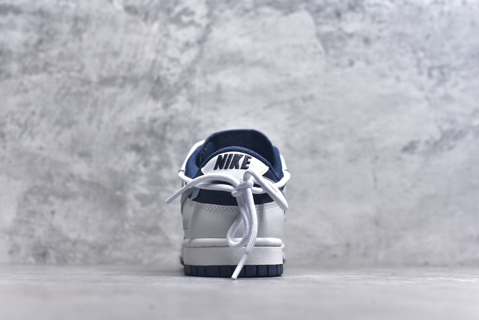 图片[5]-#NK Dunk Low 北屿 WB0512-086 当纯白沙滩遇见深海之境，演绎低饱和碰撞高级街头美学。鞋面如北屿沙岸般细腻温润，深海蓝覆层似潮汐漫过礁石，灰蓝Swoosh如雾霭掠过海平面，低调却不失细节「WELLDONE」标识侧畔点睛，海军蓝鞋带系统与鞋舌标签呼应，赋予整体穿搭深海般的沉稳张力。定制系列天花板 无原鞋不开发 全系列得物原鞋一比一校对开发 配色持续更新中 终端对接 优势输出 全套原厂楦头原纸板数据档案倾力打造 原汁原味莞产 极致还原 圈内最强针车工艺 高端零售指定版 广东原厂配套原盒原标 鞋盒分三个尺码段 原厂冲刀 超高清洁度 全鞋零毛边皮料切割 采用原厂百宏鞋带以及原厂百宏织唛舌标 内标可供原厂几率过验 进口原装条纹中底布 四线拉帮白色点胶 原厂拉帮手法遵循公司 原厂电绣 极致还原 尺码：36 36.5 37.5 38 38.5 39 40 40.5 41 42 42.5 43 44 44.5 45 46-选品中心