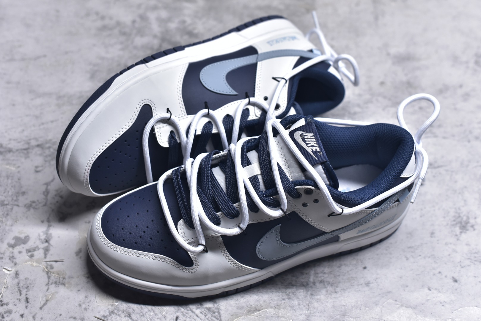 图片[7]-#NK Dunk Low 北屿 WB0512-086 当纯白沙滩遇见深海之境，演绎低饱和碰撞高级街头美学。鞋面如北屿沙岸般细腻温润，深海蓝覆层似潮汐漫过礁石，灰蓝Swoosh如雾霭掠过海平面，低调却不失细节「WELLDONE」标识侧畔点睛，海军蓝鞋带系统与鞋舌标签呼应，赋予整体穿搭深海般的沉稳张力。定制系列天花板 无原鞋不开发 全系列得物原鞋一比一校对开发 配色持续更新中 终端对接 优势输出 全套原厂楦头原纸板数据档案倾力打造 原汁原味莞产 极致还原 圈内最强针车工艺 高端零售指定版 广东原厂配套原盒原标 鞋盒分三个尺码段 原厂冲刀 超高清洁度 全鞋零毛边皮料切割 采用原厂百宏鞋带以及原厂百宏织唛舌标 内标可供原厂几率过验 进口原装条纹中底布 四线拉帮白色点胶 原厂拉帮手法遵循公司 原厂电绣 极致还原 尺码：36 36.5 37.5 38 38.5 39 40 40.5 41 42 42.5 43 44 44.5 45 46-选品中心