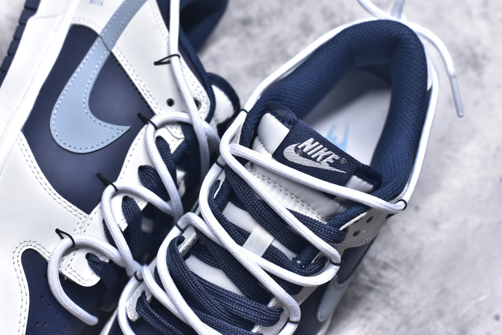 图片[9]-#NK Dunk Low 北屿 WB0512-086 当纯白沙滩遇见深海之境，演绎低饱和碰撞高级街头美学。鞋面如北屿沙岸般细腻温润，深海蓝覆层似潮汐漫过礁石，灰蓝Swoosh如雾霭掠过海平面，低调却不失细节「WELLDONE」标识侧畔点睛，海军蓝鞋带系统与鞋舌标签呼应，赋予整体穿搭深海般的沉稳张力。定制系列天花板 无原鞋不开发 全系列得物原鞋一比一校对开发 配色持续更新中 终端对接 优势输出 全套原厂楦头原纸板数据档案倾力打造 原汁原味莞产 极致还原 圈内最强针车工艺 高端零售指定版 广东原厂配套原盒原标 鞋盒分三个尺码段 原厂冲刀 超高清洁度 全鞋零毛边皮料切割 采用原厂百宏鞋带以及原厂百宏织唛舌标 内标可供原厂几率过验 进口原装条纹中底布 四线拉帮白色点胶 原厂拉帮手法遵循公司 原厂电绣 极致还原 尺码：36 36.5 37.5 38 38.5 39 40 40.5 41 42 42.5 43 44 44.5 45 46-选品中心