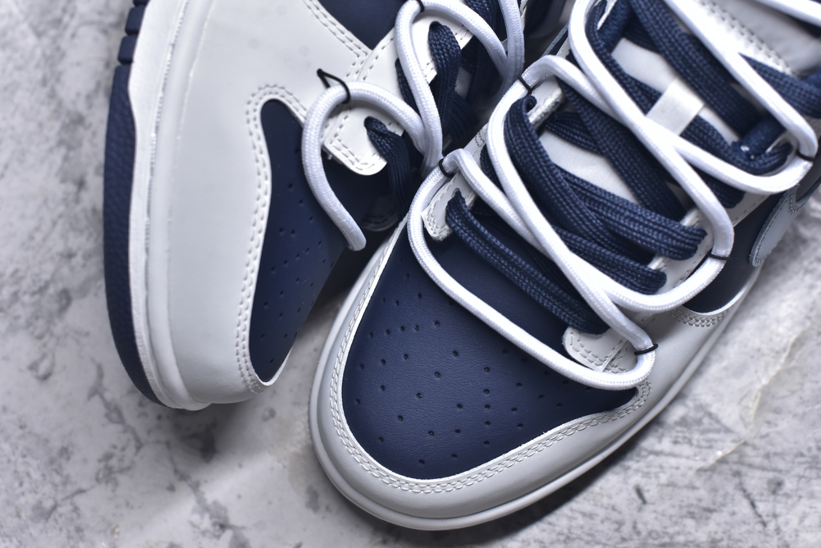 图片[8]-#NK Dunk Low 北屿 WB0512-086 当纯白沙滩遇见深海之境，演绎低饱和碰撞高级街头美学。鞋面如北屿沙岸般细腻温润，深海蓝覆层似潮汐漫过礁石，灰蓝Swoosh如雾霭掠过海平面，低调却不失细节「WELLDONE」标识侧畔点睛，海军蓝鞋带系统与鞋舌标签呼应，赋予整体穿搭深海般的沉稳张力。定制系列天花板 无原鞋不开发 全系列得物原鞋一比一校对开发 配色持续更新中 终端对接 优势输出 全套原厂楦头原纸板数据档案倾力打造 原汁原味莞产 极致还原 圈内最强针车工艺 高端零售指定版 广东原厂配套原盒原标 鞋盒分三个尺码段 原厂冲刀 超高清洁度 全鞋零毛边皮料切割 采用原厂百宏鞋带以及原厂百宏织唛舌标 内标可供原厂几率过验 进口原装条纹中底布 四线拉帮白色点胶 原厂拉帮手法遵循公司 原厂电绣 极致还原 尺码：36 36.5 37.5 38 38.5 39 40 40.5 41 42 42.5 43 44 44.5 45 46-选品中心