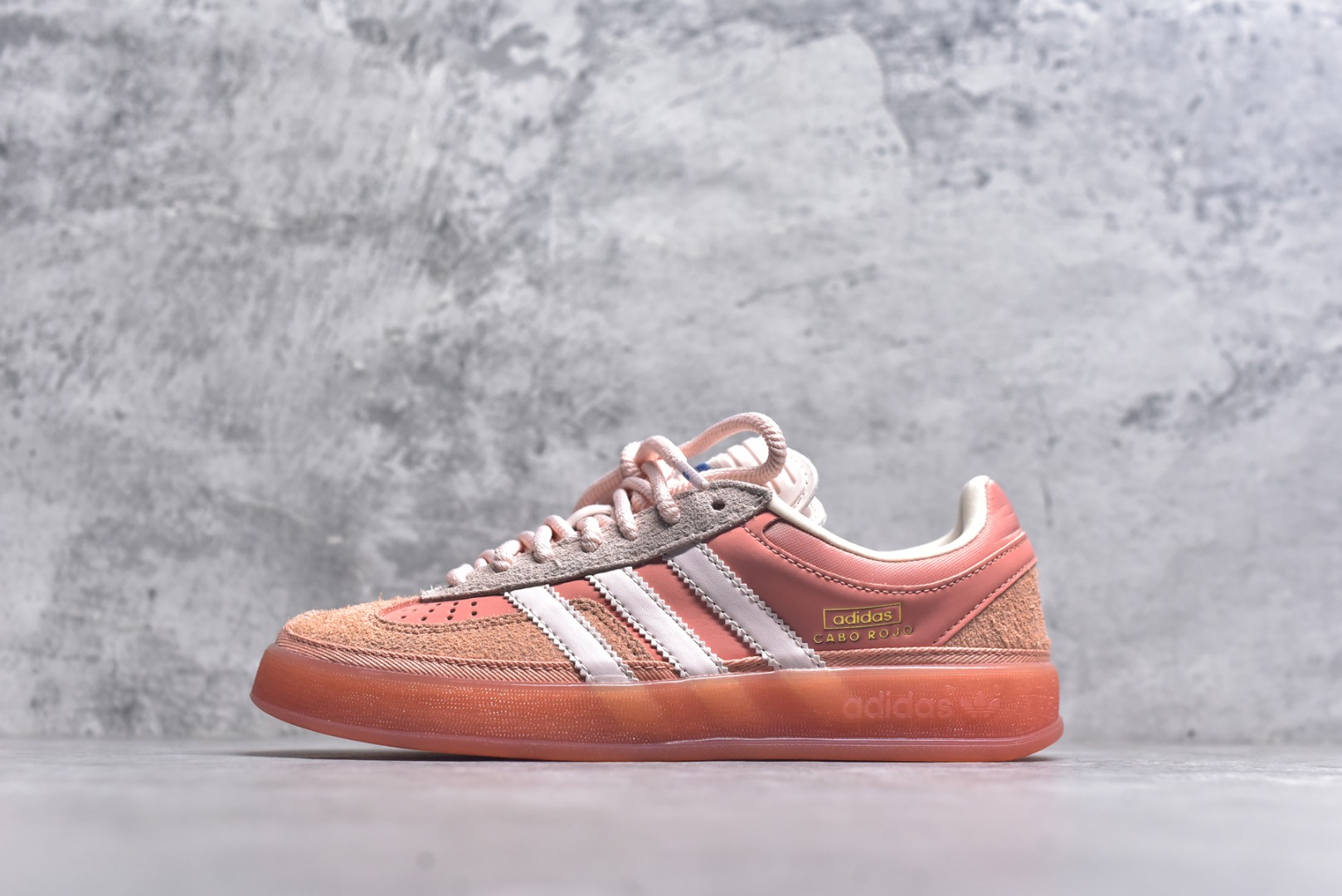 #S2 Bad Bunny x AD Gazelle Indoor Trainers 坏痞兔联名羚羊内训系列低帮复古百搭休闲运动德训风板鞋 JS5052 Bad Bunny本人在杂志拍摄时率先上脚带一波节奏，emm，手上拿的杂志封面还是Kylie，看来前女友和布克重新约会，这位哥也还是没放下啊...回到鞋款本身，整体选择了简约的黑白皮革搭配浅灰色长绒麂皮材质，最后以半透明生胶大底收尾，质感在线。不同于以往联名的调色盘操作，Bad Bunny对Gazelle indoor进行了加宽加厚处理，以及鞋头变形的设计，带来全新的歪头面包鞋型Gazelle。此外，鞋款标签直接呈现在后跟处，鞋侧adidas标识下方还加入了\