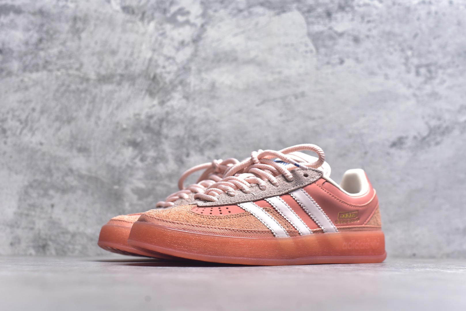 图片[2]-#S2 Bad Bunny x AD Gazelle Indoor Trainers 坏痞兔联名羚羊内训系列低帮复古百搭休闲运动德训风板鞋 JS5052 Bad Bunny本人在杂志拍摄时率先上脚带一波节奏，emm，手上拿的杂志封面还是Kylie，看来前女友和布克重新约会，这位哥也还是没放下啊…回到鞋款本身，整体选择了简约的黑白皮革搭配浅灰色长绒麂皮材质，最后以半透明生胶大底收尾，质感在线。不同于以往联名的调色盘操作，Bad Bunny对Gazelle indoor进行了加宽加厚处理，以及鞋头变形的设计，带来全新的歪头面包鞋型Gazelle。此外，鞋款标签直接呈现在后跟处，鞋侧adidas标识下方还加入了\”benito\”字样，辨识度拉满。尺码：35 36 36⅔ 37⅓ 38 38⅔ 39⅓ 40 40⅔ 41⅓ 42 42⅔ 43⅓ 44 44⅔ 45-选品中心