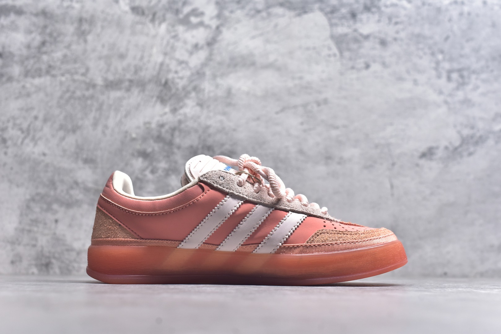 图片[3]-#S2 Bad Bunny x AD Gazelle Indoor Trainers 坏痞兔联名羚羊内训系列低帮复古百搭休闲运动德训风板鞋 JS5052 Bad Bunny本人在杂志拍摄时率先上脚带一波节奏，emm，手上拿的杂志封面还是Kylie，看来前女友和布克重新约会，这位哥也还是没放下啊…回到鞋款本身，整体选择了简约的黑白皮革搭配浅灰色长绒麂皮材质，最后以半透明生胶大底收尾，质感在线。不同于以往联名的调色盘操作，Bad Bunny对Gazelle indoor进行了加宽加厚处理，以及鞋头变形的设计，带来全新的歪头面包鞋型Gazelle。此外，鞋款标签直接呈现在后跟处，鞋侧adidas标识下方还加入了\”benito\”字样，辨识度拉满。尺码：35 36 36⅔ 37⅓ 38 38⅔ 39⅓ 40 40⅔ 41⅓ 42 42⅔ 43⅓ 44 44⅔ 45-选品中心