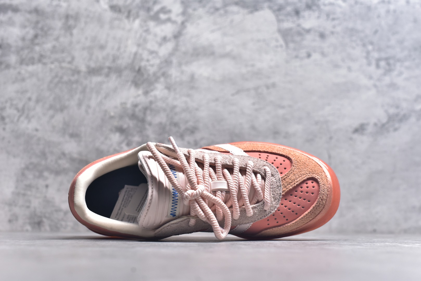 图片[4]-#S2 Bad Bunny x AD Gazelle Indoor Trainers 坏痞兔联名羚羊内训系列低帮复古百搭休闲运动德训风板鞋 JS5052 Bad Bunny本人在杂志拍摄时率先上脚带一波节奏，emm，手上拿的杂志封面还是Kylie，看来前女友和布克重新约会，这位哥也还是没放下啊…回到鞋款本身，整体选择了简约的黑白皮革搭配浅灰色长绒麂皮材质，最后以半透明生胶大底收尾，质感在线。不同于以往联名的调色盘操作，Bad Bunny对Gazelle indoor进行了加宽加厚处理，以及鞋头变形的设计，带来全新的歪头面包鞋型Gazelle。此外，鞋款标签直接呈现在后跟处，鞋侧adidas标识下方还加入了\”benito\”字样，辨识度拉满。尺码：35 36 36⅔ 37⅓ 38 38⅔ 39⅓ 40 40⅔ 41⅓ 42 42⅔ 43⅓ 44 44⅔ 45-选品中心