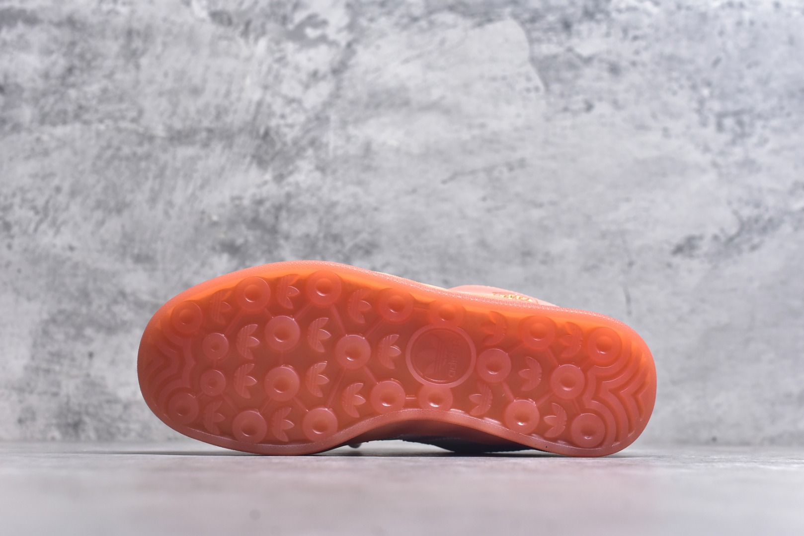 图片[6]-#S2 Bad Bunny x AD Gazelle Indoor Trainers 坏痞兔联名羚羊内训系列低帮复古百搭休闲运动德训风板鞋 JS5052 Bad Bunny本人在杂志拍摄时率先上脚带一波节奏，emm，手上拿的杂志封面还是Kylie，看来前女友和布克重新约会，这位哥也还是没放下啊…回到鞋款本身，整体选择了简约的黑白皮革搭配浅灰色长绒麂皮材质，最后以半透明生胶大底收尾，质感在线。不同于以往联名的调色盘操作，Bad Bunny对Gazelle indoor进行了加宽加厚处理，以及鞋头变形的设计，带来全新的歪头面包鞋型Gazelle。此外，鞋款标签直接呈现在后跟处，鞋侧adidas标识下方还加入了\”benito\”字样，辨识度拉满。尺码：35 36 36⅔ 37⅓ 38 38⅔ 39⅓ 40 40⅔ 41⅓ 42 42⅔ 43⅓ 44 44⅔ 45-选品中心