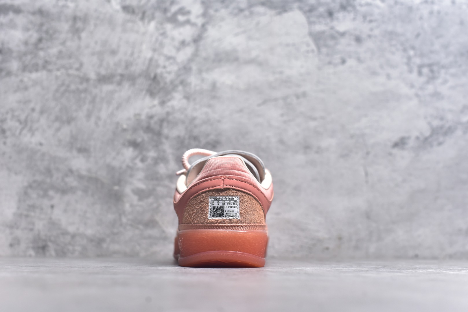 图片[5]-#S2 Bad Bunny x AD Gazelle Indoor Trainers 坏痞兔联名羚羊内训系列低帮复古百搭休闲运动德训风板鞋 JS5052 Bad Bunny本人在杂志拍摄时率先上脚带一波节奏，emm，手上拿的杂志封面还是Kylie，看来前女友和布克重新约会，这位哥也还是没放下啊…回到鞋款本身，整体选择了简约的黑白皮革搭配浅灰色长绒麂皮材质，最后以半透明生胶大底收尾，质感在线。不同于以往联名的调色盘操作，Bad Bunny对Gazelle indoor进行了加宽加厚处理，以及鞋头变形的设计，带来全新的歪头面包鞋型Gazelle。此外，鞋款标签直接呈现在后跟处，鞋侧adidas标识下方还加入了\”benito\”字样，辨识度拉满。尺码：35 36 36⅔ 37⅓ 38 38⅔ 39⅓ 40 40⅔ 41⅓ 42 42⅔ 43⅓ 44 44⅔ 45-选品中心