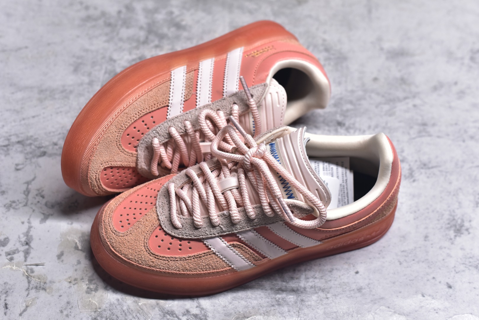 图片[7]-#S2 Bad Bunny x AD Gazelle Indoor Trainers 坏痞兔联名羚羊内训系列低帮复古百搭休闲运动德训风板鞋 JS5052 Bad Bunny本人在杂志拍摄时率先上脚带一波节奏，emm，手上拿的杂志封面还是Kylie，看来前女友和布克重新约会，这位哥也还是没放下啊…回到鞋款本身，整体选择了简约的黑白皮革搭配浅灰色长绒麂皮材质，最后以半透明生胶大底收尾，质感在线。不同于以往联名的调色盘操作，Bad Bunny对Gazelle indoor进行了加宽加厚处理，以及鞋头变形的设计，带来全新的歪头面包鞋型Gazelle。此外，鞋款标签直接呈现在后跟处，鞋侧adidas标识下方还加入了\”benito\”字样，辨识度拉满。尺码：35 36 36⅔ 37⅓ 38 38⅔ 39⅓ 40 40⅔ 41⅓ 42 42⅔ 43⅓ 44 44⅔ 45-选品中心