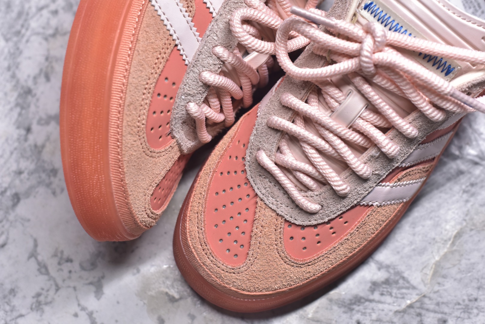 图片[8]-#S2 Bad Bunny x AD Gazelle Indoor Trainers 坏痞兔联名羚羊内训系列低帮复古百搭休闲运动德训风板鞋 JS5052 Bad Bunny本人在杂志拍摄时率先上脚带一波节奏，emm，手上拿的杂志封面还是Kylie，看来前女友和布克重新约会，这位哥也还是没放下啊…回到鞋款本身，整体选择了简约的黑白皮革搭配浅灰色长绒麂皮材质，最后以半透明生胶大底收尾，质感在线。不同于以往联名的调色盘操作，Bad Bunny对Gazelle indoor进行了加宽加厚处理，以及鞋头变形的设计，带来全新的歪头面包鞋型Gazelle。此外，鞋款标签直接呈现在后跟处，鞋侧adidas标识下方还加入了\”benito\”字样，辨识度拉满。尺码：35 36 36⅔ 37⅓ 38 38⅔ 39⅓ 40 40⅔ 41⅓ 42 42⅔ 43⅓ 44 44⅔ 45-选品中心