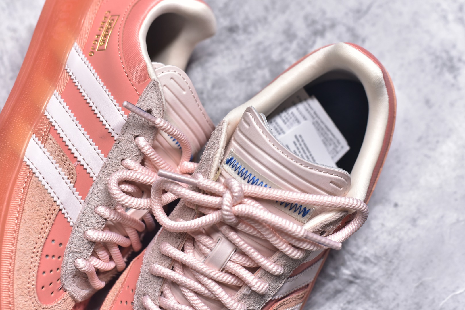 图片[9]-#S2 Bad Bunny x AD Gazelle Indoor Trainers 坏痞兔联名羚羊内训系列低帮复古百搭休闲运动德训风板鞋 JS5052 Bad Bunny本人在杂志拍摄时率先上脚带一波节奏，emm，手上拿的杂志封面还是Kylie，看来前女友和布克重新约会，这位哥也还是没放下啊…回到鞋款本身，整体选择了简约的黑白皮革搭配浅灰色长绒麂皮材质，最后以半透明生胶大底收尾，质感在线。不同于以往联名的调色盘操作，Bad Bunny对Gazelle indoor进行了加宽加厚处理，以及鞋头变形的设计，带来全新的歪头面包鞋型Gazelle。此外，鞋款标签直接呈现在后跟处，鞋侧adidas标识下方还加入了\”benito\”字样，辨识度拉满。尺码：35 36 36⅔ 37⅓ 38 38⅔ 39⅓ 40 40⅔ 41⅓ 42 42⅔ 43⅓ 44 44⅔ 45-选品中心