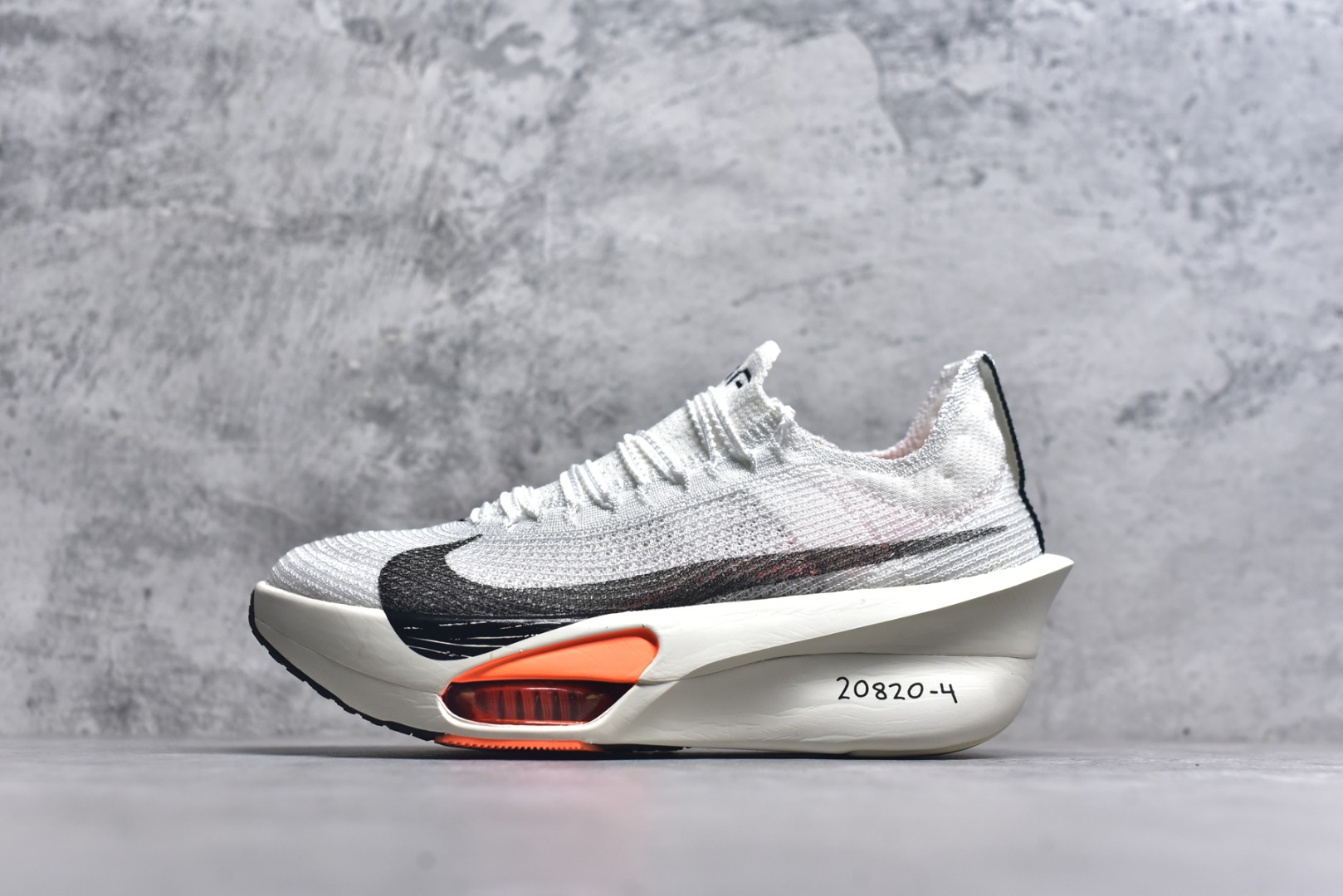 #NK Air Zoom Alphafly NEXT% 3 2024全新马拉松超级跑鞋 有史以来最轻盈、测试次数最多的NK Alphafly 经过精英马拉松运动员的测试验证 并搭载Air Zoom气垫 旨在助力跑者实现突破 取得更佳的成绩 在开发过程中 Alphafly 3帮助耐克运动员凯尔文·基普图姆（Kelvin Kiptum）以2：00：35的成绩刷新了马拉松世界纪录 Alphafly的动力设计没有改变——Air Zoom气垫单元、Flyplate碳纤维板和ZoomX泡绵 但是整体系统的制作方法略有调整 优化和提升了对运动员的帮助 主要更新包括一体式鞋底 提供顺畅稳定的“后跟到脚趾”过渡；更宽的全长Flyplate碳纤维板提供稳定助推力 全新Fast Shot外底保证出色牵引力和抓地力 全新Atomknit 3.0鞋面提供更强的控制力、透气性和中足支撑力 尺码：36-46-选品中心