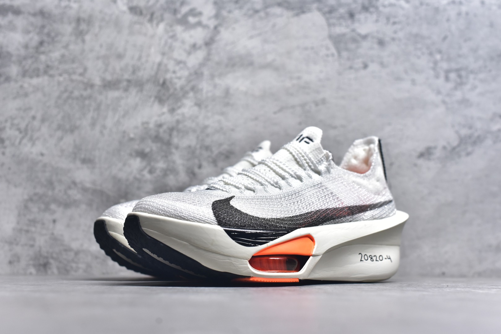 图片[2]-#NK Air Zoom Alphafly NEXT% 3 2024全新马拉松超级跑鞋 有史以来最轻盈、测试次数最多的NK Alphafly 经过精英马拉松运动员的测试验证 并搭载Air Zoom气垫 旨在助力跑者实现突破 取得更佳的成绩 在开发过程中 Alphafly 3帮助耐克运动员凯尔文·基普图姆（Kelvin Kiptum）以2：00：35的成绩刷新了马拉松世界纪录 Alphafly的动力设计没有改变——Air Zoom气垫单元、Flyplate碳纤维板和ZoomX泡绵 但是整体系统的制作方法略有调整 优化和提升了对运动员的帮助 主要更新包括一体式鞋底 提供顺畅稳定的“后跟到脚趾”过渡；更宽的全长Flyplate碳纤维板提供稳定助推力 全新Fast Shot外底保证出色牵引力和抓地力 全新Atomknit 3.0鞋面提供更强的控制力、透气性和中足支撑力 尺码：36-46-选品中心