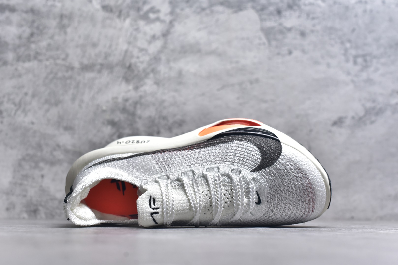 图片[4]-#NK Air Zoom Alphafly NEXT% 3 2024全新马拉松超级跑鞋 有史以来最轻盈、测试次数最多的NK Alphafly 经过精英马拉松运动员的测试验证 并搭载Air Zoom气垫 旨在助力跑者实现突破 取得更佳的成绩 在开发过程中 Alphafly 3帮助耐克运动员凯尔文·基普图姆（Kelvin Kiptum）以2：00：35的成绩刷新了马拉松世界纪录 Alphafly的动力设计没有改变——Air Zoom气垫单元、Flyplate碳纤维板和ZoomX泡绵 但是整体系统的制作方法略有调整 优化和提升了对运动员的帮助 主要更新包括一体式鞋底 提供顺畅稳定的“后跟到脚趾”过渡；更宽的全长Flyplate碳纤维板提供稳定助推力 全新Fast Shot外底保证出色牵引力和抓地力 全新Atomknit 3.0鞋面提供更强的控制力、透气性和中足支撑力 尺码：36-46-选品中心