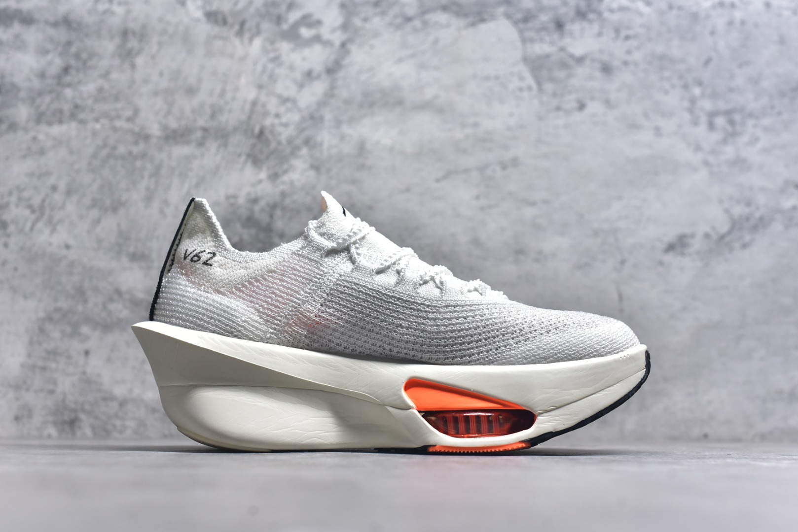 图片[3]-#NK Air Zoom Alphafly NEXT% 3 2024全新马拉松超级跑鞋 有史以来最轻盈、测试次数最多的NK Alphafly 经过精英马拉松运动员的测试验证 并搭载Air Zoom气垫 旨在助力跑者实现突破 取得更佳的成绩 在开发过程中 Alphafly 3帮助耐克运动员凯尔文·基普图姆（Kelvin Kiptum）以2：00：35的成绩刷新了马拉松世界纪录 Alphafly的动力设计没有改变——Air Zoom气垫单元、Flyplate碳纤维板和ZoomX泡绵 但是整体系统的制作方法略有调整 优化和提升了对运动员的帮助 主要更新包括一体式鞋底 提供顺畅稳定的“后跟到脚趾”过渡；更宽的全长Flyplate碳纤维板提供稳定助推力 全新Fast Shot外底保证出色牵引力和抓地力 全新Atomknit 3.0鞋面提供更强的控制力、透气性和中足支撑力 尺码：36-46-选品中心