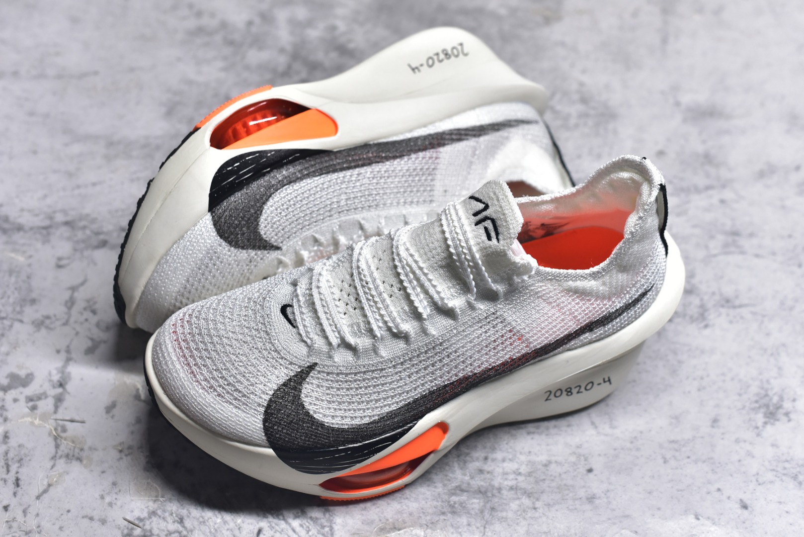 图片[7]-#NK Air Zoom Alphafly NEXT% 3 2024全新马拉松超级跑鞋 有史以来最轻盈、测试次数最多的NK Alphafly 经过精英马拉松运动员的测试验证 并搭载Air Zoom气垫 旨在助力跑者实现突破 取得更佳的成绩 在开发过程中 Alphafly 3帮助耐克运动员凯尔文·基普图姆（Kelvin Kiptum）以2：00：35的成绩刷新了马拉松世界纪录 Alphafly的动力设计没有改变——Air Zoom气垫单元、Flyplate碳纤维板和ZoomX泡绵 但是整体系统的制作方法略有调整 优化和提升了对运动员的帮助 主要更新包括一体式鞋底 提供顺畅稳定的“后跟到脚趾”过渡；更宽的全长Flyplate碳纤维板提供稳定助推力 全新Fast Shot外底保证出色牵引力和抓地力 全新Atomknit 3.0鞋面提供更强的控制力、透气性和中足支撑力 尺码：36-46-选品中心