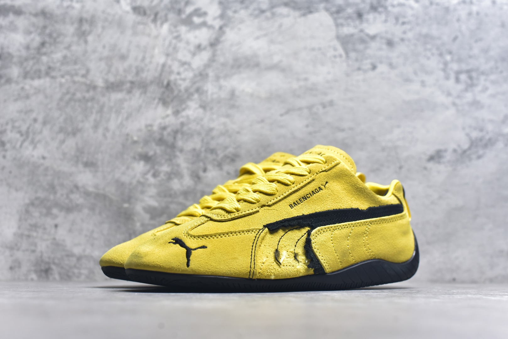 图片[2]-#巴黎世家联名款The Open Product x Puma Speedcat 极速赛车系列彪马低帮生活休闲鞋 原装档案原数据纸版楦型 采用原厂固色翻毛皮鞋面材质 二次成型\’猛帮\’成型工艺 全球知名运动品牌PUMA宝马赛车系列，融合了宝马车队的标志性配色，以趣味十足又前卫复古的设计引领潮流，将赛道精神融入街头时尚，开启前卫竞速之旅。自1978年巴伐利亚车队走上世界舞台，宝马赛车就在全球汽车制造和赛车运动领域留下了浓墨重彩的一笔。全新的两款BMW MMS Roma与BMW MMS Speedboat鞋款，均从宝马车型中汲取灵感。以黑或白为底色，融入经典配色，主打前卫复古风。Roma鞋款的鞋侧以复古的流线造型，缀以宝马经典Logo，巧妙吸睛；而Speedcat鞋款以亮眼三色条纹元素缀以舒适鞋面，赋予了独特的个性美学，演绎赛车的无尽能量 TD 尺码 36 37 38 39 40 41 42 43 44 45 ｛官方同布 无半码｝-选品中心