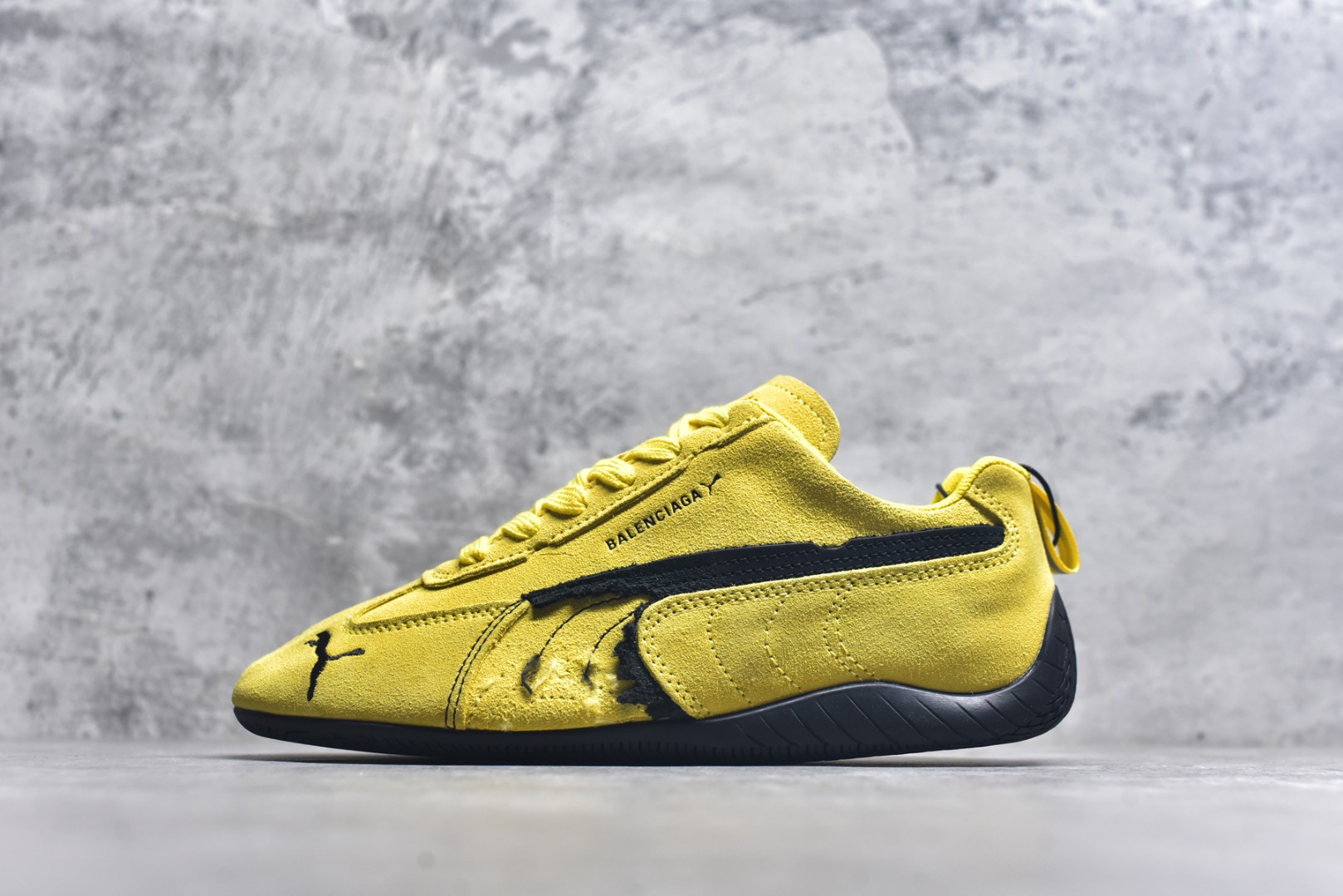 #巴黎世家联名款The Open Product x Puma Speedcat 极速赛车系列彪马低帮生活休闲鞋 原装档案原数据纸版楦型 采用原厂固色翻毛皮鞋面材质 二次成型\'猛帮\'成型工艺 全球知名运动品牌PUMA宝马赛车系列，融合了宝马车队的标志性配色，以趣味十足又前卫复古的设计引领潮流，将赛道精神融入街头时尚，开启前卫竞速之旅。自1978年巴伐利亚车队走上世界舞台，宝马赛车就在全球汽车制造和赛车运动领域留下了浓墨重彩的一笔。全新的两款BMW MMS Roma与BMW MMS Speedboat鞋款，均从宝马车型中汲取灵感。以黑或白为底色，融入经典配色，主打前卫复古风。Roma鞋款的鞋侧以复古的流线造型，缀以宝马经典Logo，巧妙吸睛；而Speedcat鞋款以亮眼三色条纹元素缀以舒适鞋面，赋予了独特的个性美学，演绎赛车的无尽能量 TD 尺码 36 37 38 39 40 41 42 43 44 45 ｛官方同布 无半码｝-选品中心