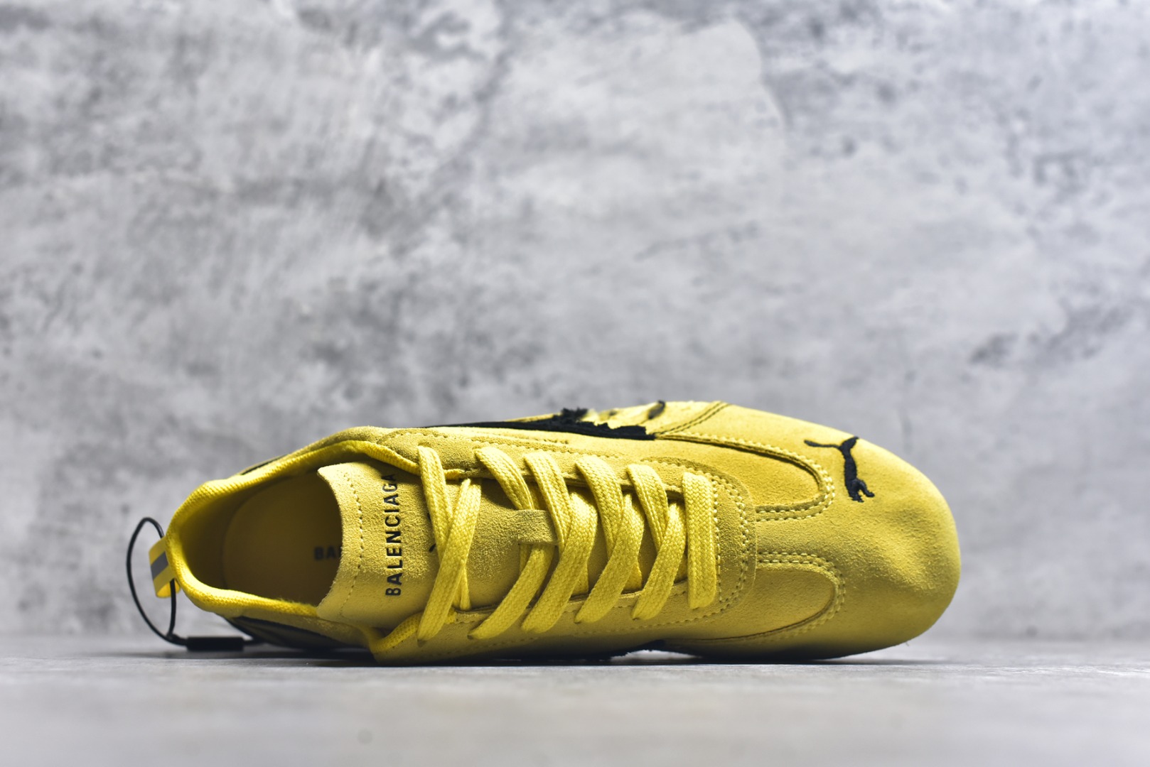 图片[4]-#巴黎世家联名款The Open Product x Puma Speedcat 极速赛车系列彪马低帮生活休闲鞋 原装档案原数据纸版楦型 采用原厂固色翻毛皮鞋面材质 二次成型\’猛帮\’成型工艺 全球知名运动品牌PUMA宝马赛车系列，融合了宝马车队的标志性配色，以趣味十足又前卫复古的设计引领潮流，将赛道精神融入街头时尚，开启前卫竞速之旅。自1978年巴伐利亚车队走上世界舞台，宝马赛车就在全球汽车制造和赛车运动领域留下了浓墨重彩的一笔。全新的两款BMW MMS Roma与BMW MMS Speedboat鞋款，均从宝马车型中汲取灵感。以黑或白为底色，融入经典配色，主打前卫复古风。Roma鞋款的鞋侧以复古的流线造型，缀以宝马经典Logo，巧妙吸睛；而Speedcat鞋款以亮眼三色条纹元素缀以舒适鞋面，赋予了独特的个性美学，演绎赛车的无尽能量 TD 尺码 36 37 38 39 40 41 42 43 44 45 ｛官方同布 无半码｝-选品中心