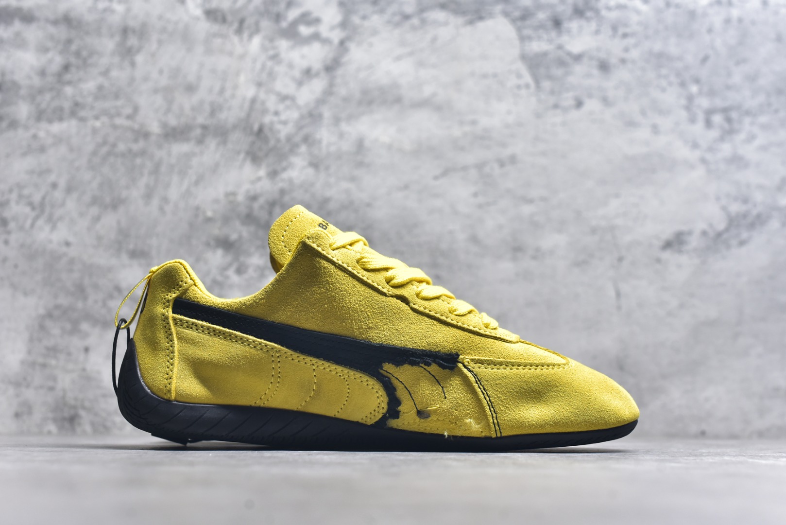 图片[3]-#巴黎世家联名款The Open Product x Puma Speedcat 极速赛车系列彪马低帮生活休闲鞋 原装档案原数据纸版楦型 采用原厂固色翻毛皮鞋面材质 二次成型\’猛帮\’成型工艺 全球知名运动品牌PUMA宝马赛车系列，融合了宝马车队的标志性配色，以趣味十足又前卫复古的设计引领潮流，将赛道精神融入街头时尚，开启前卫竞速之旅。自1978年巴伐利亚车队走上世界舞台，宝马赛车就在全球汽车制造和赛车运动领域留下了浓墨重彩的一笔。全新的两款BMW MMS Roma与BMW MMS Speedboat鞋款，均从宝马车型中汲取灵感。以黑或白为底色，融入经典配色，主打前卫复古风。Roma鞋款的鞋侧以复古的流线造型，缀以宝马经典Logo，巧妙吸睛；而Speedcat鞋款以亮眼三色条纹元素缀以舒适鞋面，赋予了独特的个性美学，演绎赛车的无尽能量 TD 尺码 36 37 38 39 40 41 42 43 44 45 ｛官方同布 无半码｝-选品中心