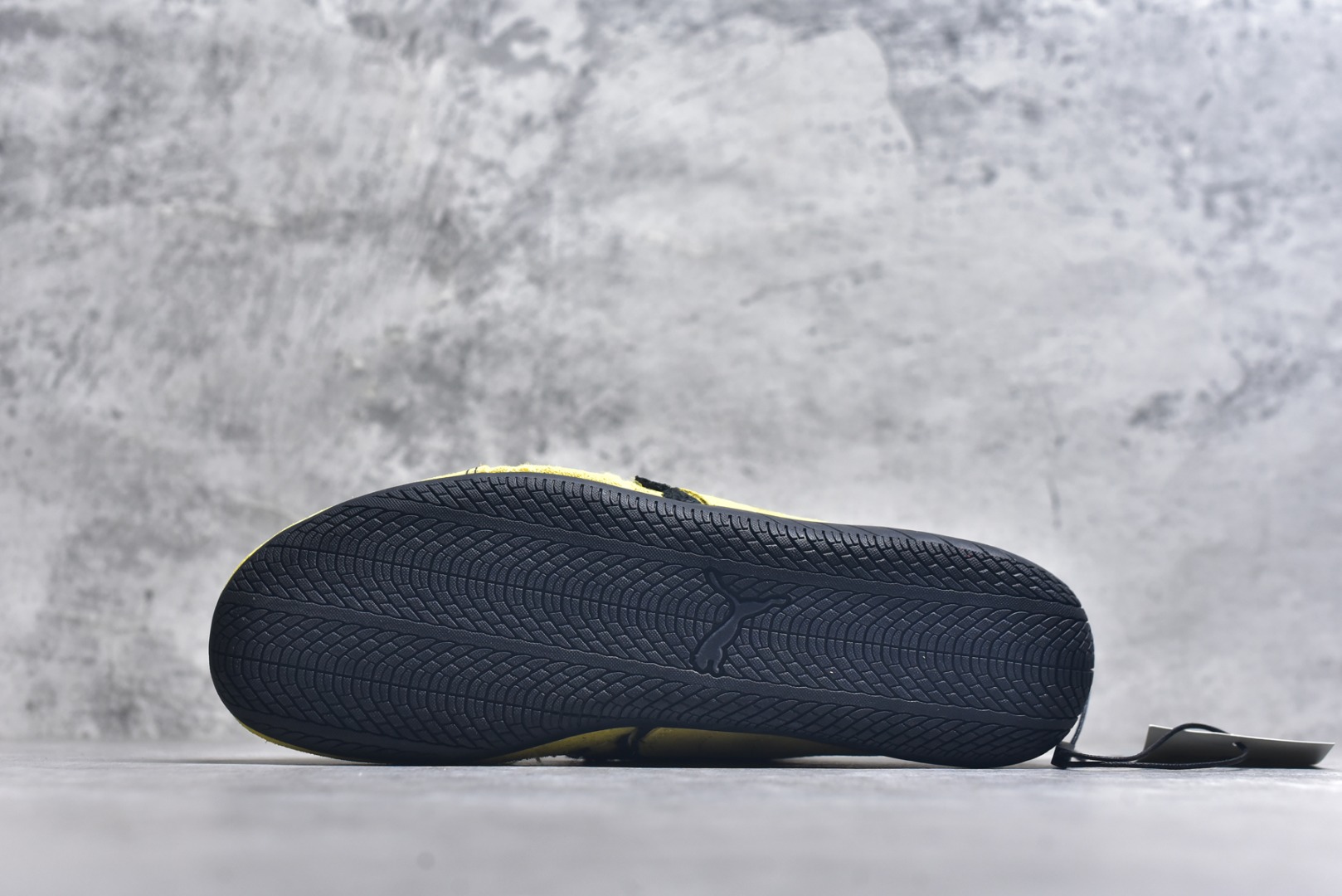 图片[6]-#巴黎世家联名款The Open Product x Puma Speedcat 极速赛车系列彪马低帮生活休闲鞋 原装档案原数据纸版楦型 采用原厂固色翻毛皮鞋面材质 二次成型\’猛帮\’成型工艺 全球知名运动品牌PUMA宝马赛车系列，融合了宝马车队的标志性配色，以趣味十足又前卫复古的设计引领潮流，将赛道精神融入街头时尚，开启前卫竞速之旅。自1978年巴伐利亚车队走上世界舞台，宝马赛车就在全球汽车制造和赛车运动领域留下了浓墨重彩的一笔。全新的两款BMW MMS Roma与BMW MMS Speedboat鞋款，均从宝马车型中汲取灵感。以黑或白为底色，融入经典配色，主打前卫复古风。Roma鞋款的鞋侧以复古的流线造型，缀以宝马经典Logo，巧妙吸睛；而Speedcat鞋款以亮眼三色条纹元素缀以舒适鞋面，赋予了独特的个性美学，演绎赛车的无尽能量 TD 尺码 36 37 38 39 40 41 42 43 44 45 ｛官方同布 无半码｝-选品中心