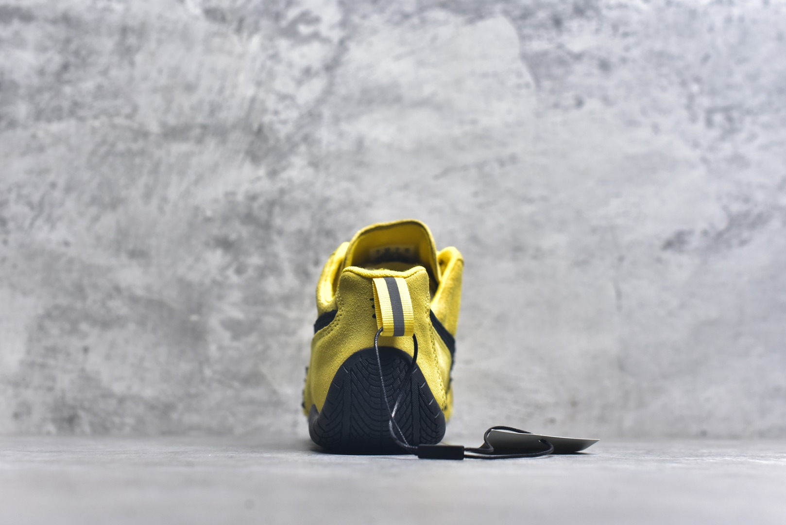 图片[5]-#巴黎世家联名款The Open Product x Puma Speedcat 极速赛车系列彪马低帮生活休闲鞋 原装档案原数据纸版楦型 采用原厂固色翻毛皮鞋面材质 二次成型\’猛帮\’成型工艺 全球知名运动品牌PUMA宝马赛车系列，融合了宝马车队的标志性配色，以趣味十足又前卫复古的设计引领潮流，将赛道精神融入街头时尚，开启前卫竞速之旅。自1978年巴伐利亚车队走上世界舞台，宝马赛车就在全球汽车制造和赛车运动领域留下了浓墨重彩的一笔。全新的两款BMW MMS Roma与BMW MMS Speedboat鞋款，均从宝马车型中汲取灵感。以黑或白为底色，融入经典配色，主打前卫复古风。Roma鞋款的鞋侧以复古的流线造型，缀以宝马经典Logo，巧妙吸睛；而Speedcat鞋款以亮眼三色条纹元素缀以舒适鞋面，赋予了独特的个性美学，演绎赛车的无尽能量 TD 尺码 36 37 38 39 40 41 42 43 44 45 ｛官方同布 无半码｝-选品中心