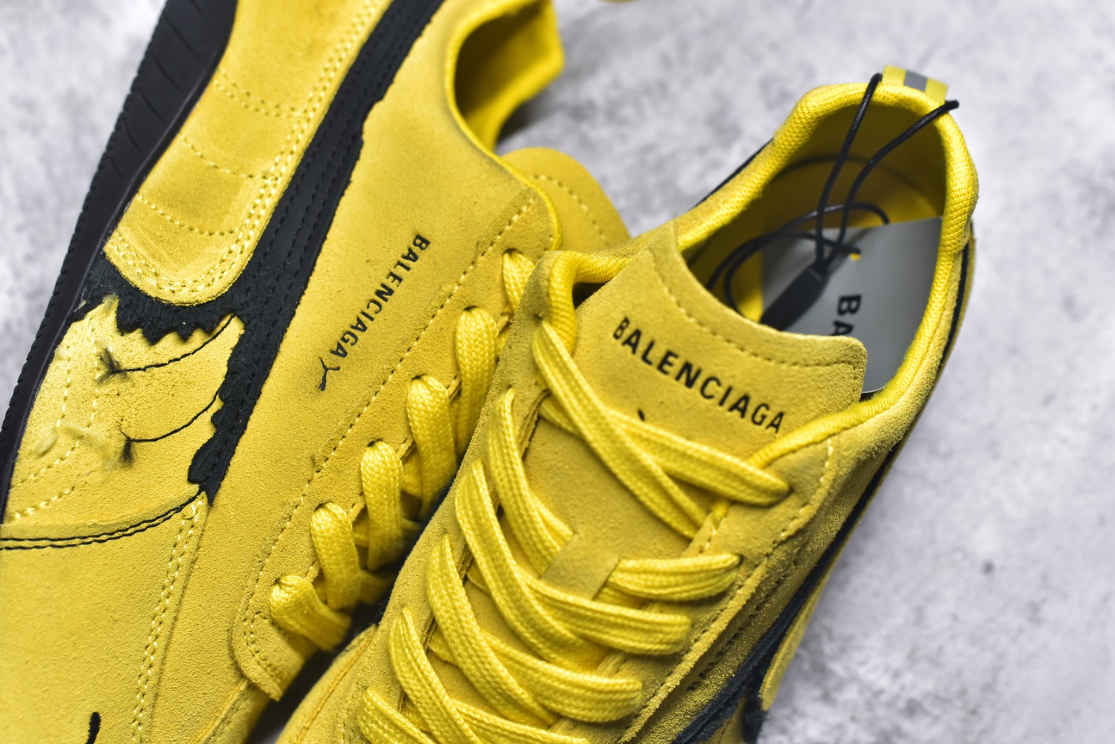 图片[9]-#巴黎世家联名款The Open Product x Puma Speedcat 极速赛车系列彪马低帮生活休闲鞋 原装档案原数据纸版楦型 采用原厂固色翻毛皮鞋面材质 二次成型\’猛帮\’成型工艺 全球知名运动品牌PUMA宝马赛车系列，融合了宝马车队的标志性配色，以趣味十足又前卫复古的设计引领潮流，将赛道精神融入街头时尚，开启前卫竞速之旅。自1978年巴伐利亚车队走上世界舞台，宝马赛车就在全球汽车制造和赛车运动领域留下了浓墨重彩的一笔。全新的两款BMW MMS Roma与BMW MMS Speedboat鞋款，均从宝马车型中汲取灵感。以黑或白为底色，融入经典配色，主打前卫复古风。Roma鞋款的鞋侧以复古的流线造型，缀以宝马经典Logo，巧妙吸睛；而Speedcat鞋款以亮眼三色条纹元素缀以舒适鞋面，赋予了独特的个性美学，演绎赛车的无尽能量 TD 尺码 36 37 38 39 40 41 42 43 44 45 ｛官方同布 无半码｝-选品中心