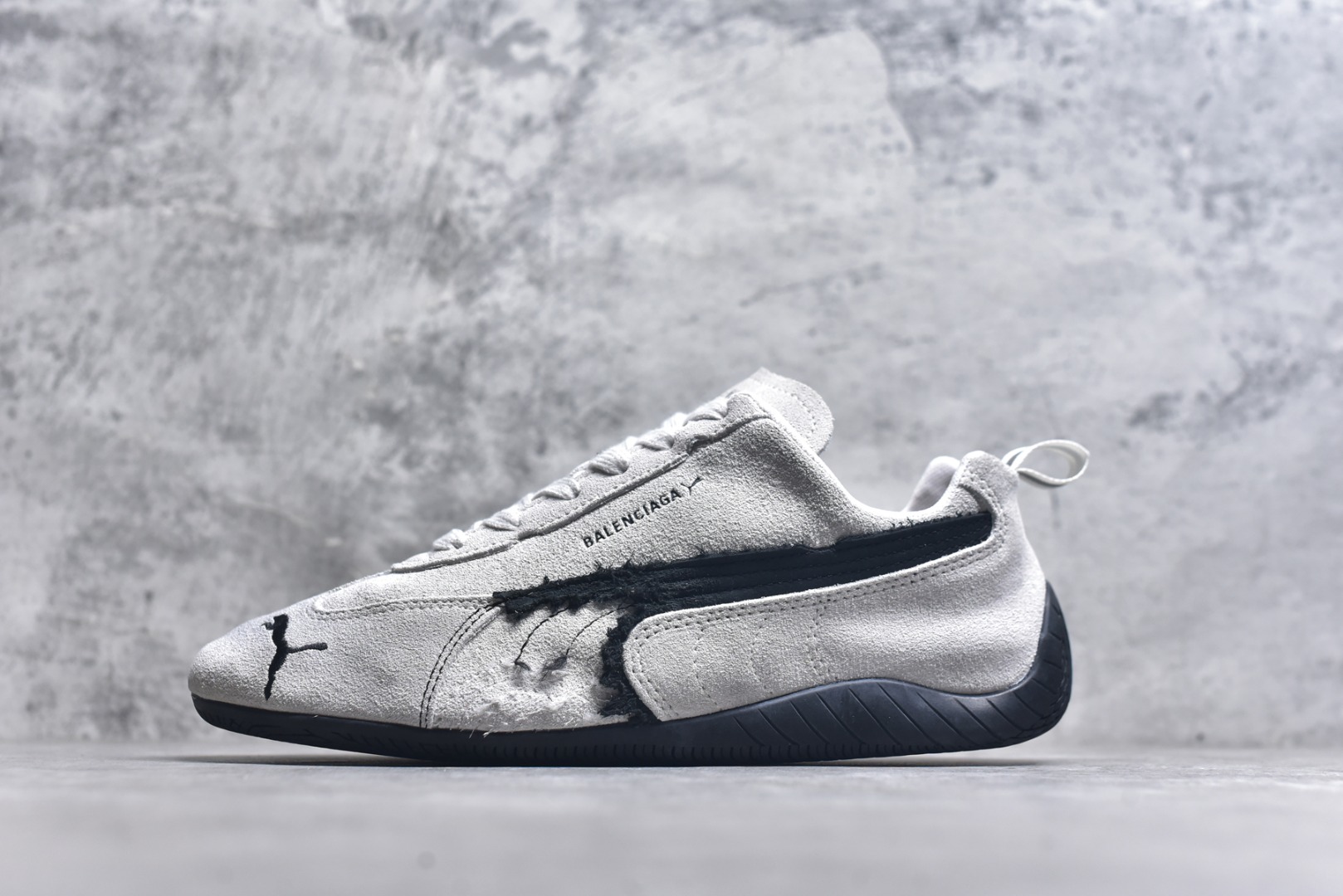 #巴黎世家联名款The Open Product x Puma Speedcat 极速赛车系列彪马低帮生活休闲鞋 原装档案原数据纸版楦型 采用原厂固色翻毛皮鞋面材质 二次成型\'猛帮\'成型工艺 全球知名运动品牌PUMA宝马赛车系列，融合了宝马车队的标志性配色，以趣味十足又前卫复古的设计引领潮流，将赛道精神融入街头时尚，开启前卫竞速之旅。自1978年巴伐利亚车队走上世界舞台，宝马赛车就在全球汽车制造和赛车运动领域留下了浓墨重彩的一笔。全新的两款BMW MMS Roma与BMW MMS Speedboat鞋款，均从宝马车型中汲取灵感。以黑或白为底色，融入经典配色，主打前卫复古风。Roma鞋款的鞋侧以复古的流线造型，缀以宝马经典Logo，巧妙吸睛；而Speedcat鞋款以亮眼三色条纹元素缀以舒适鞋面，赋予了独特的个性美学，演绎赛车的无尽能量 TD 尺码 36 37 38 39 40 41 42 43 44 45 ｛官方同布 无半码｝-选品中心