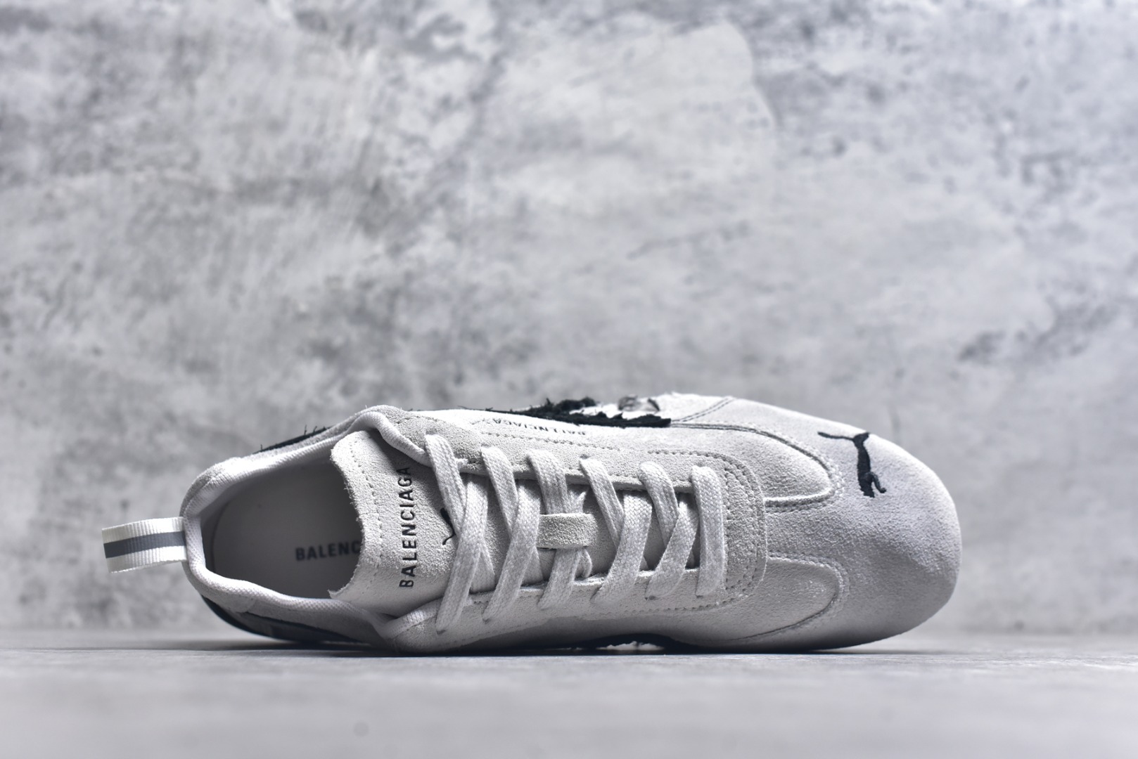 图片[4]-#巴黎世家联名款The Open Product x Puma Speedcat 极速赛车系列彪马低帮生活休闲鞋 原装档案原数据纸版楦型 采用原厂固色翻毛皮鞋面材质 二次成型\’猛帮\’成型工艺 全球知名运动品牌PUMA宝马赛车系列，融合了宝马车队的标志性配色，以趣味十足又前卫复古的设计引领潮流，将赛道精神融入街头时尚，开启前卫竞速之旅。自1978年巴伐利亚车队走上世界舞台，宝马赛车就在全球汽车制造和赛车运动领域留下了浓墨重彩的一笔。全新的两款BMW MMS Roma与BMW MMS Speedboat鞋款，均从宝马车型中汲取灵感。以黑或白为底色，融入经典配色，主打前卫复古风。Roma鞋款的鞋侧以复古的流线造型，缀以宝马经典Logo，巧妙吸睛；而Speedcat鞋款以亮眼三色条纹元素缀以舒适鞋面，赋予了独特的个性美学，演绎赛车的无尽能量 TD 尺码 36 37 38 39 40 41 42 43 44 45 ｛官方同布 无半码｝-选品中心