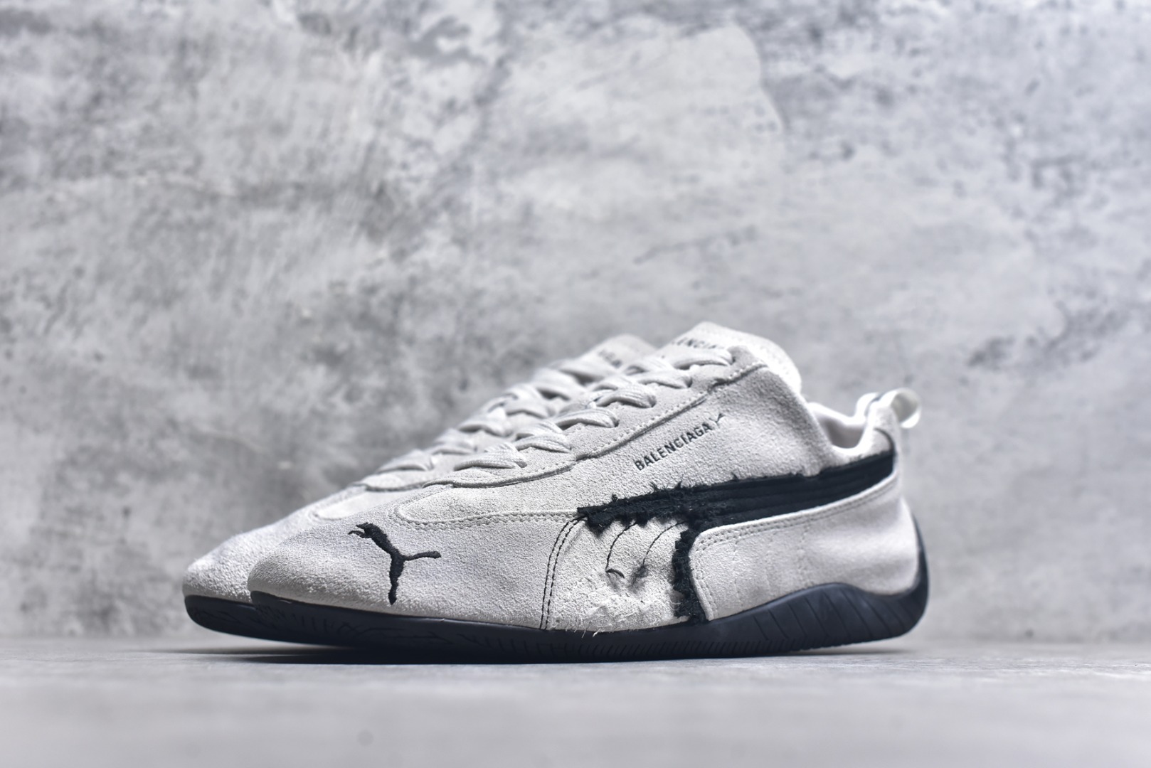 图片[2]-#巴黎世家联名款The Open Product x Puma Speedcat 极速赛车系列彪马低帮生活休闲鞋 原装档案原数据纸版楦型 采用原厂固色翻毛皮鞋面材质 二次成型\’猛帮\’成型工艺 全球知名运动品牌PUMA宝马赛车系列，融合了宝马车队的标志性配色，以趣味十足又前卫复古的设计引领潮流，将赛道精神融入街头时尚，开启前卫竞速之旅。自1978年巴伐利亚车队走上世界舞台，宝马赛车就在全球汽车制造和赛车运动领域留下了浓墨重彩的一笔。全新的两款BMW MMS Roma与BMW MMS Speedboat鞋款，均从宝马车型中汲取灵感。以黑或白为底色，融入经典配色，主打前卫复古风。Roma鞋款的鞋侧以复古的流线造型，缀以宝马经典Logo，巧妙吸睛；而Speedcat鞋款以亮眼三色条纹元素缀以舒适鞋面，赋予了独特的个性美学，演绎赛车的无尽能量 TD 尺码 36 37 38 39 40 41 42 43 44 45 ｛官方同布 无半码｝-选品中心