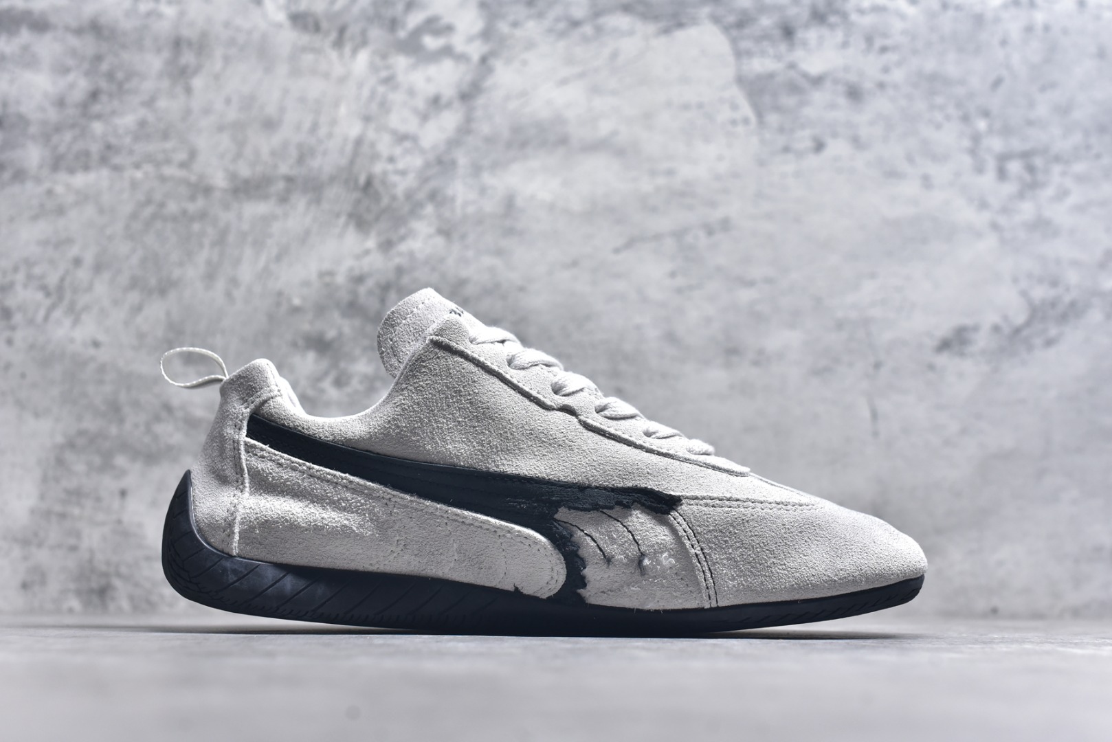 图片[3]-#巴黎世家联名款The Open Product x Puma Speedcat 极速赛车系列彪马低帮生活休闲鞋 原装档案原数据纸版楦型 采用原厂固色翻毛皮鞋面材质 二次成型\’猛帮\’成型工艺 全球知名运动品牌PUMA宝马赛车系列，融合了宝马车队的标志性配色，以趣味十足又前卫复古的设计引领潮流，将赛道精神融入街头时尚，开启前卫竞速之旅。自1978年巴伐利亚车队走上世界舞台，宝马赛车就在全球汽车制造和赛车运动领域留下了浓墨重彩的一笔。全新的两款BMW MMS Roma与BMW MMS Speedboat鞋款，均从宝马车型中汲取灵感。以黑或白为底色，融入经典配色，主打前卫复古风。Roma鞋款的鞋侧以复古的流线造型，缀以宝马经典Logo，巧妙吸睛；而Speedcat鞋款以亮眼三色条纹元素缀以舒适鞋面，赋予了独特的个性美学，演绎赛车的无尽能量 TD 尺码 36 37 38 39 40 41 42 43 44 45 ｛官方同布 无半码｝-选品中心