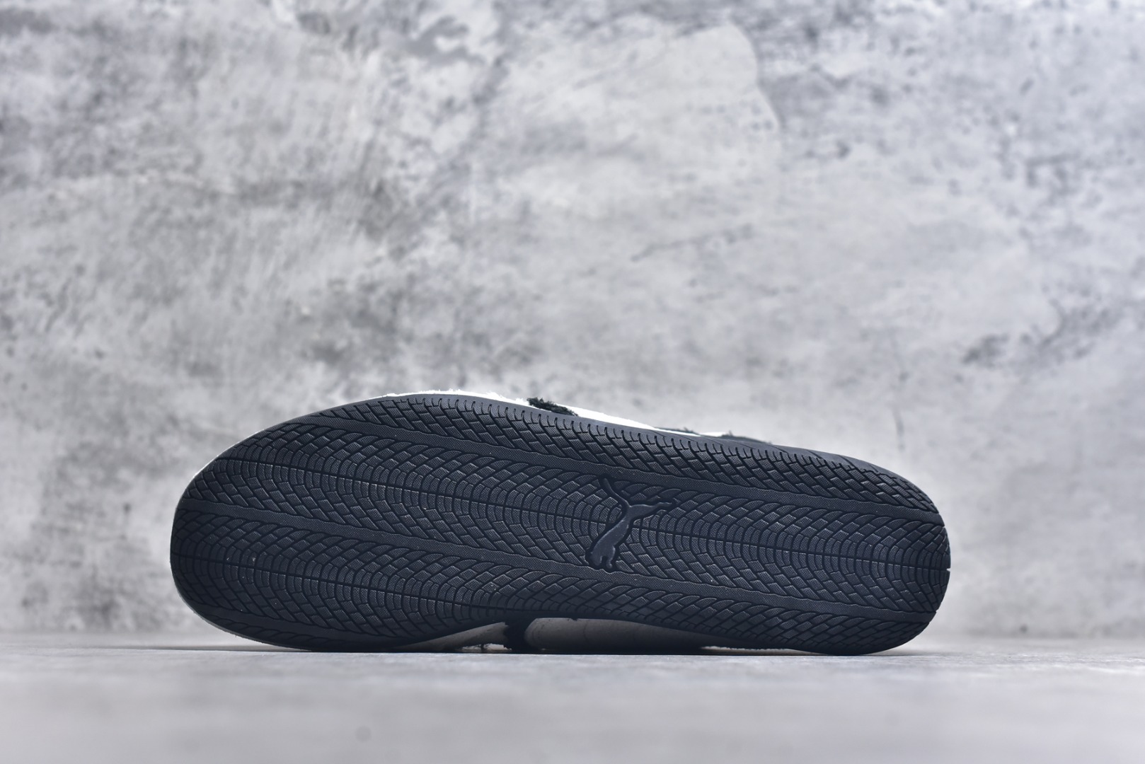 图片[6]-#巴黎世家联名款The Open Product x Puma Speedcat 极速赛车系列彪马低帮生活休闲鞋 原装档案原数据纸版楦型 采用原厂固色翻毛皮鞋面材质 二次成型\’猛帮\’成型工艺 全球知名运动品牌PUMA宝马赛车系列，融合了宝马车队的标志性配色，以趣味十足又前卫复古的设计引领潮流，将赛道精神融入街头时尚，开启前卫竞速之旅。自1978年巴伐利亚车队走上世界舞台，宝马赛车就在全球汽车制造和赛车运动领域留下了浓墨重彩的一笔。全新的两款BMW MMS Roma与BMW MMS Speedboat鞋款，均从宝马车型中汲取灵感。以黑或白为底色，融入经典配色，主打前卫复古风。Roma鞋款的鞋侧以复古的流线造型，缀以宝马经典Logo，巧妙吸睛；而Speedcat鞋款以亮眼三色条纹元素缀以舒适鞋面，赋予了独特的个性美学，演绎赛车的无尽能量 TD 尺码 36 37 38 39 40 41 42 43 44 45 ｛官方同布 无半码｝-选品中心