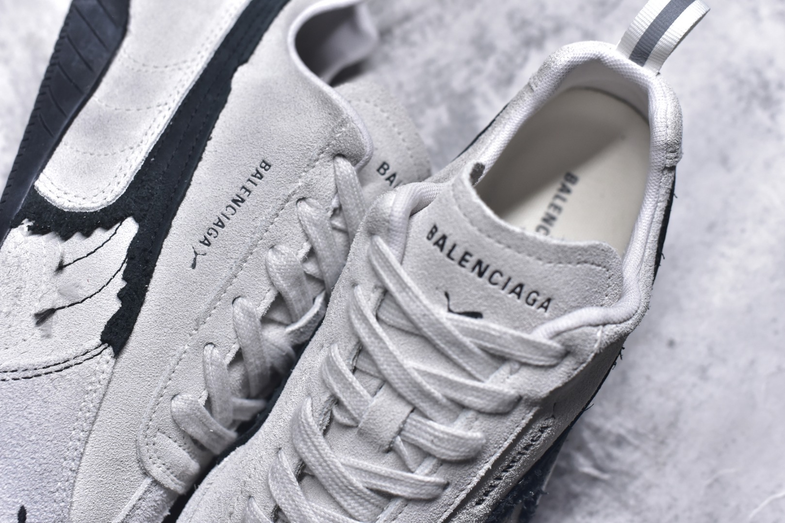 图片[9]-#巴黎世家联名款The Open Product x Puma Speedcat 极速赛车系列彪马低帮生活休闲鞋 原装档案原数据纸版楦型 采用原厂固色翻毛皮鞋面材质 二次成型\’猛帮\’成型工艺 全球知名运动品牌PUMA宝马赛车系列，融合了宝马车队的标志性配色，以趣味十足又前卫复古的设计引领潮流，将赛道精神融入街头时尚，开启前卫竞速之旅。自1978年巴伐利亚车队走上世界舞台，宝马赛车就在全球汽车制造和赛车运动领域留下了浓墨重彩的一笔。全新的两款BMW MMS Roma与BMW MMS Speedboat鞋款，均从宝马车型中汲取灵感。以黑或白为底色，融入经典配色，主打前卫复古风。Roma鞋款的鞋侧以复古的流线造型，缀以宝马经典Logo，巧妙吸睛；而Speedcat鞋款以亮眼三色条纹元素缀以舒适鞋面，赋予了独特的个性美学，演绎赛车的无尽能量 TD 尺码 36 37 38 39 40 41 42 43 44 45 ｛官方同布 无半码｝-选品中心