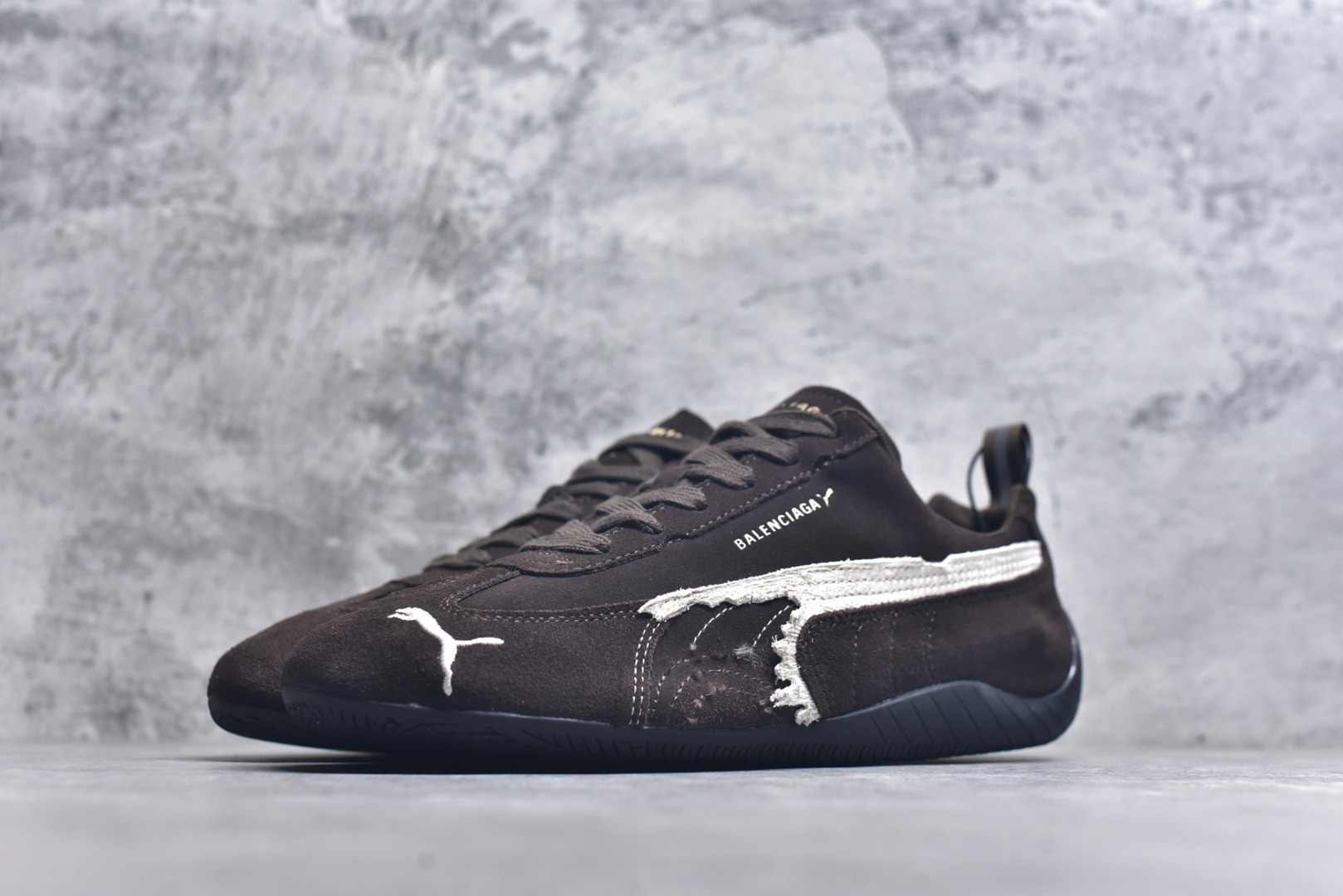 图片[2]-#巴黎世家联名款The Open Product x Puma Speedcat 极速赛车系列彪马低帮生活休闲鞋 原装档案原数据纸版楦型 采用原厂固色翻毛皮鞋面材质 二次成型\’猛帮\’成型工艺 全球知名运动品牌PUMA宝马赛车系列，融合了宝马车队的标志性配色，以趣味十足又前卫复古的设计引领潮流，将赛道精神融入街头时尚，开启前卫竞速之旅。自1978年巴伐利亚车队走上世界舞台，宝马赛车就在全球汽车制造和赛车运动领域留下了浓墨重彩的一笔。全新的两款BMW MMS Roma与BMW MMS Speedboat鞋款，均从宝马车型中汲取灵感。以黑或白为底色，融入经典配色，主打前卫复古风。Roma鞋款的鞋侧以复古的流线造型，缀以宝马经典Logo，巧妙吸睛；而Speedcat鞋款以亮眼三色条纹元素缀以舒适鞋面，赋予了独特的个性美学，演绎赛车的无尽能量 TD 尺码 36 37 38 39 40 41 42 43 44 45 ｛官方同布 无半码｝-选品中心