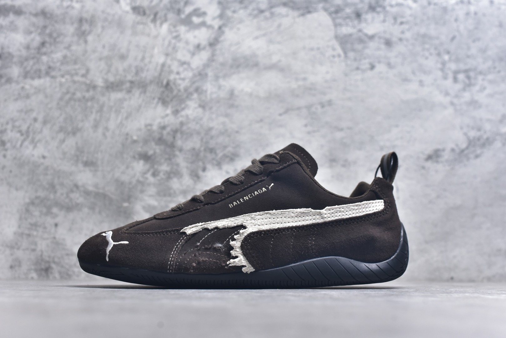 #巴黎世家联名款The Open Product x Puma Speedcat 极速赛车系列彪马低帮生活休闲鞋 原装档案原数据纸版楦型 采用原厂固色翻毛皮鞋面材质 二次成型\'猛帮\'成型工艺 全球知名运动品牌PUMA宝马赛车系列，融合了宝马车队的标志性配色，以趣味十足又前卫复古的设计引领潮流，将赛道精神融入街头时尚，开启前卫竞速之旅。自1978年巴伐利亚车队走上世界舞台，宝马赛车就在全球汽车制造和赛车运动领域留下了浓墨重彩的一笔。全新的两款BMW MMS Roma与BMW MMS Speedboat鞋款，均从宝马车型中汲取灵感。以黑或白为底色，融入经典配色，主打前卫复古风。Roma鞋款的鞋侧以复古的流线造型，缀以宝马经典Logo，巧妙吸睛；而Speedcat鞋款以亮眼三色条纹元素缀以舒适鞋面，赋予了独特的个性美学，演绎赛车的无尽能量 TD 尺码 36 37 38 39 40 41 42 43 44 45 ｛官方同布 无半码｝-选品中心