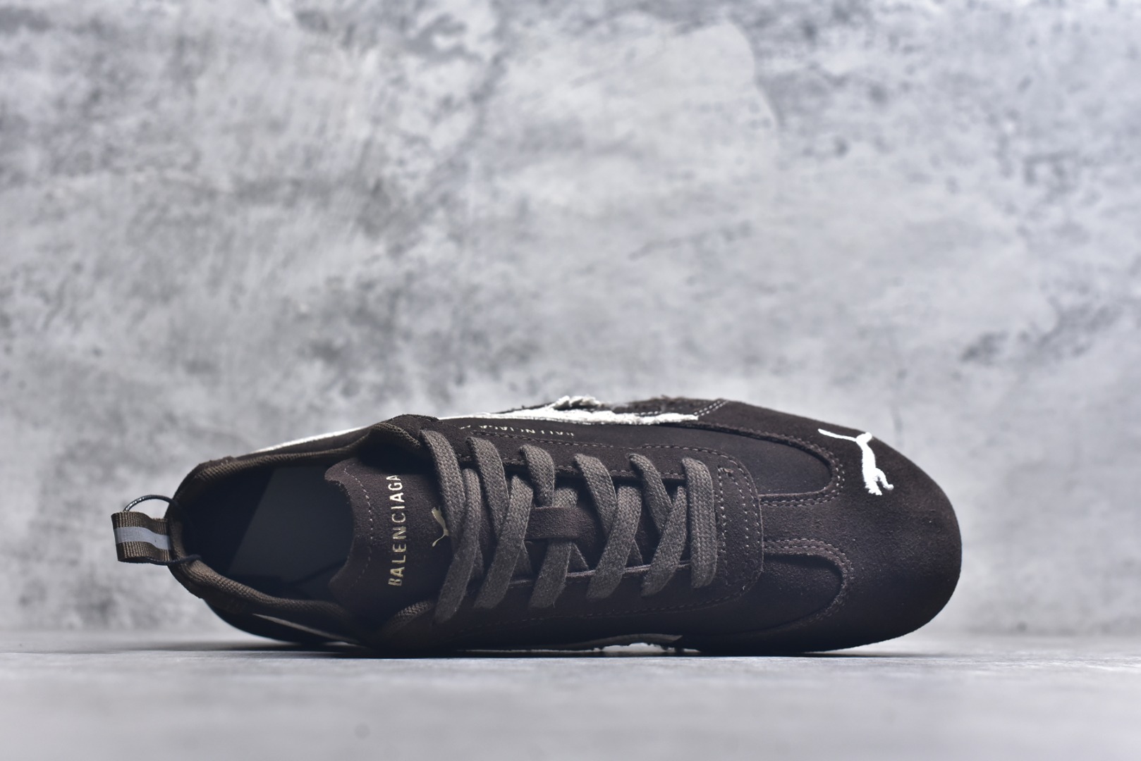 图片[4]-#巴黎世家联名款The Open Product x Puma Speedcat 极速赛车系列彪马低帮生活休闲鞋 原装档案原数据纸版楦型 采用原厂固色翻毛皮鞋面材质 二次成型\’猛帮\’成型工艺 全球知名运动品牌PUMA宝马赛车系列，融合了宝马车队的标志性配色，以趣味十足又前卫复古的设计引领潮流，将赛道精神融入街头时尚，开启前卫竞速之旅。自1978年巴伐利亚车队走上世界舞台，宝马赛车就在全球汽车制造和赛车运动领域留下了浓墨重彩的一笔。全新的两款BMW MMS Roma与BMW MMS Speedboat鞋款，均从宝马车型中汲取灵感。以黑或白为底色，融入经典配色，主打前卫复古风。Roma鞋款的鞋侧以复古的流线造型，缀以宝马经典Logo，巧妙吸睛；而Speedcat鞋款以亮眼三色条纹元素缀以舒适鞋面，赋予了独特的个性美学，演绎赛车的无尽能量 TD 尺码 36 37 38 39 40 41 42 43 44 45 ｛官方同布 无半码｝-选品中心