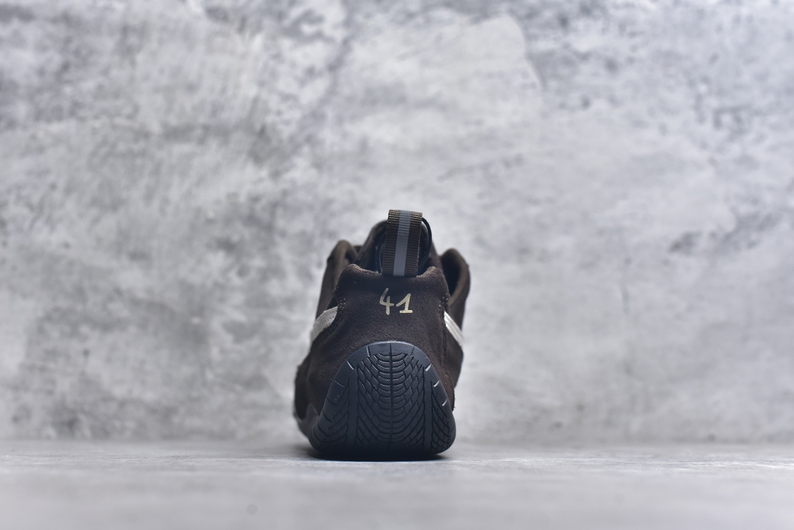 图片[5]-#巴黎世家联名款The Open Product x Puma Speedcat 极速赛车系列彪马低帮生活休闲鞋 原装档案原数据纸版楦型 采用原厂固色翻毛皮鞋面材质 二次成型\’猛帮\’成型工艺 全球知名运动品牌PUMA宝马赛车系列，融合了宝马车队的标志性配色，以趣味十足又前卫复古的设计引领潮流，将赛道精神融入街头时尚，开启前卫竞速之旅。自1978年巴伐利亚车队走上世界舞台，宝马赛车就在全球汽车制造和赛车运动领域留下了浓墨重彩的一笔。全新的两款BMW MMS Roma与BMW MMS Speedboat鞋款，均从宝马车型中汲取灵感。以黑或白为底色，融入经典配色，主打前卫复古风。Roma鞋款的鞋侧以复古的流线造型，缀以宝马经典Logo，巧妙吸睛；而Speedcat鞋款以亮眼三色条纹元素缀以舒适鞋面，赋予了独特的个性美学，演绎赛车的无尽能量 TD 尺码 36 37 38 39 40 41 42 43 44 45 ｛官方同布 无半码｝-选品中心