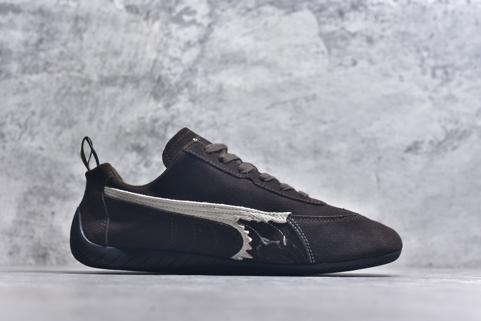 图片[3]-#巴黎世家联名款The Open Product x Puma Speedcat 极速赛车系列彪马低帮生活休闲鞋 原装档案原数据纸版楦型 采用原厂固色翻毛皮鞋面材质 二次成型\’猛帮\’成型工艺 全球知名运动品牌PUMA宝马赛车系列，融合了宝马车队的标志性配色，以趣味十足又前卫复古的设计引领潮流，将赛道精神融入街头时尚，开启前卫竞速之旅。自1978年巴伐利亚车队走上世界舞台，宝马赛车就在全球汽车制造和赛车运动领域留下了浓墨重彩的一笔。全新的两款BMW MMS Roma与BMW MMS Speedboat鞋款，均从宝马车型中汲取灵感。以黑或白为底色，融入经典配色，主打前卫复古风。Roma鞋款的鞋侧以复古的流线造型，缀以宝马经典Logo，巧妙吸睛；而Speedcat鞋款以亮眼三色条纹元素缀以舒适鞋面，赋予了独特的个性美学，演绎赛车的无尽能量 TD 尺码 36 37 38 39 40 41 42 43 44 45 ｛官方同布 无半码｝-选品中心