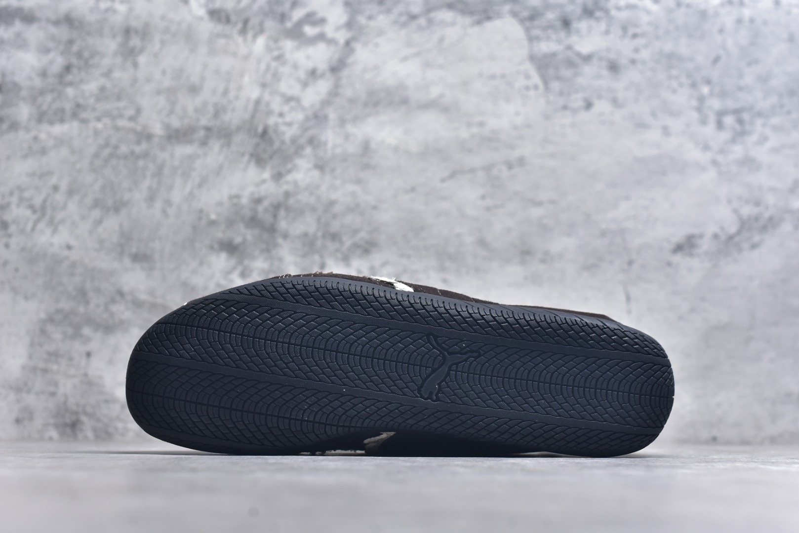 图片[6]-#巴黎世家联名款The Open Product x Puma Speedcat 极速赛车系列彪马低帮生活休闲鞋 原装档案原数据纸版楦型 采用原厂固色翻毛皮鞋面材质 二次成型\’猛帮\’成型工艺 全球知名运动品牌PUMA宝马赛车系列，融合了宝马车队的标志性配色，以趣味十足又前卫复古的设计引领潮流，将赛道精神融入街头时尚，开启前卫竞速之旅。自1978年巴伐利亚车队走上世界舞台，宝马赛车就在全球汽车制造和赛车运动领域留下了浓墨重彩的一笔。全新的两款BMW MMS Roma与BMW MMS Speedboat鞋款，均从宝马车型中汲取灵感。以黑或白为底色，融入经典配色，主打前卫复古风。Roma鞋款的鞋侧以复古的流线造型，缀以宝马经典Logo，巧妙吸睛；而Speedcat鞋款以亮眼三色条纹元素缀以舒适鞋面，赋予了独特的个性美学，演绎赛车的无尽能量 TD 尺码 36 37 38 39 40 41 42 43 44 45 ｛官方同布 无半码｝-选品中心