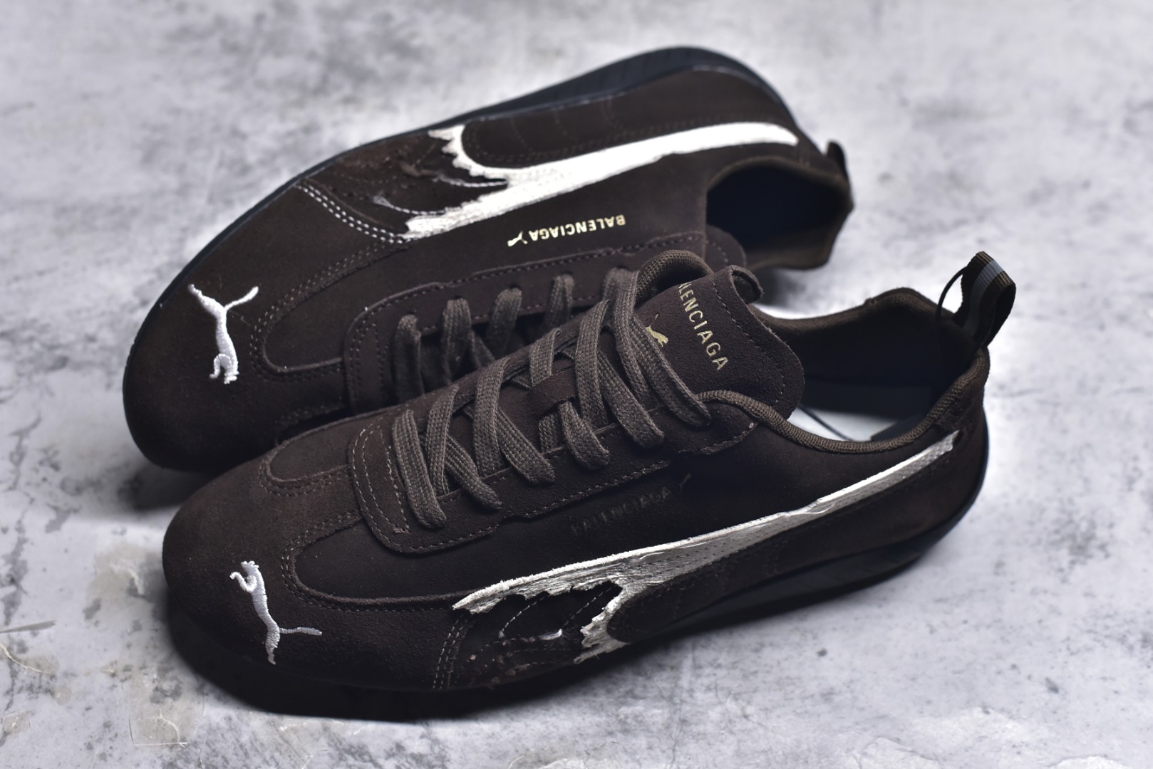 图片[7]-#巴黎世家联名款The Open Product x Puma Speedcat 极速赛车系列彪马低帮生活休闲鞋 原装档案原数据纸版楦型 采用原厂固色翻毛皮鞋面材质 二次成型\’猛帮\’成型工艺 全球知名运动品牌PUMA宝马赛车系列，融合了宝马车队的标志性配色，以趣味十足又前卫复古的设计引领潮流，将赛道精神融入街头时尚，开启前卫竞速之旅。自1978年巴伐利亚车队走上世界舞台，宝马赛车就在全球汽车制造和赛车运动领域留下了浓墨重彩的一笔。全新的两款BMW MMS Roma与BMW MMS Speedboat鞋款，均从宝马车型中汲取灵感。以黑或白为底色，融入经典配色，主打前卫复古风。Roma鞋款的鞋侧以复古的流线造型，缀以宝马经典Logo，巧妙吸睛；而Speedcat鞋款以亮眼三色条纹元素缀以舒适鞋面，赋予了独特的个性美学，演绎赛车的无尽能量 TD 尺码 36 37 38 39 40 41 42 43 44 45 ｛官方同布 无半码｝-选品中心