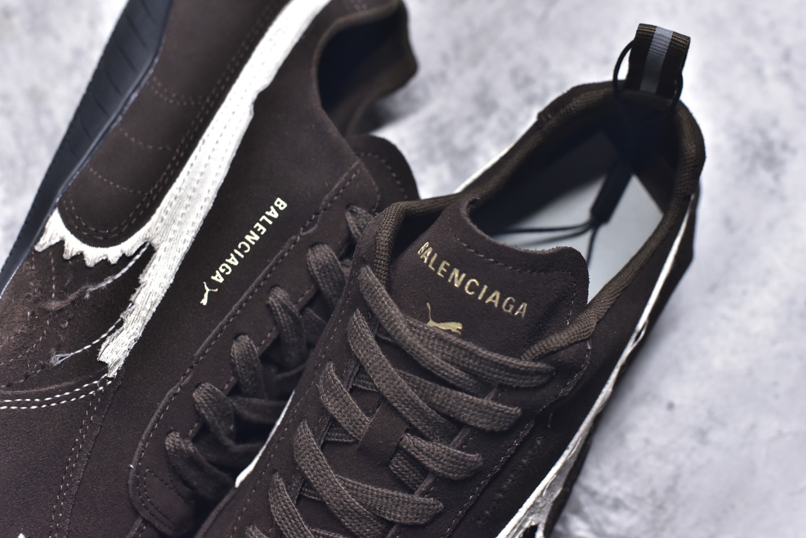 图片[9]-#巴黎世家联名款The Open Product x Puma Speedcat 极速赛车系列彪马低帮生活休闲鞋 原装档案原数据纸版楦型 采用原厂固色翻毛皮鞋面材质 二次成型\’猛帮\’成型工艺 全球知名运动品牌PUMA宝马赛车系列，融合了宝马车队的标志性配色，以趣味十足又前卫复古的设计引领潮流，将赛道精神融入街头时尚，开启前卫竞速之旅。自1978年巴伐利亚车队走上世界舞台，宝马赛车就在全球汽车制造和赛车运动领域留下了浓墨重彩的一笔。全新的两款BMW MMS Roma与BMW MMS Speedboat鞋款，均从宝马车型中汲取灵感。以黑或白为底色，融入经典配色，主打前卫复古风。Roma鞋款的鞋侧以复古的流线造型，缀以宝马经典Logo，巧妙吸睛；而Speedcat鞋款以亮眼三色条纹元素缀以舒适鞋面，赋予了独特的个性美学，演绎赛车的无尽能量 TD 尺码 36 37 38 39 40 41 42 43 44 45 ｛官方同布 无半码｝-选品中心