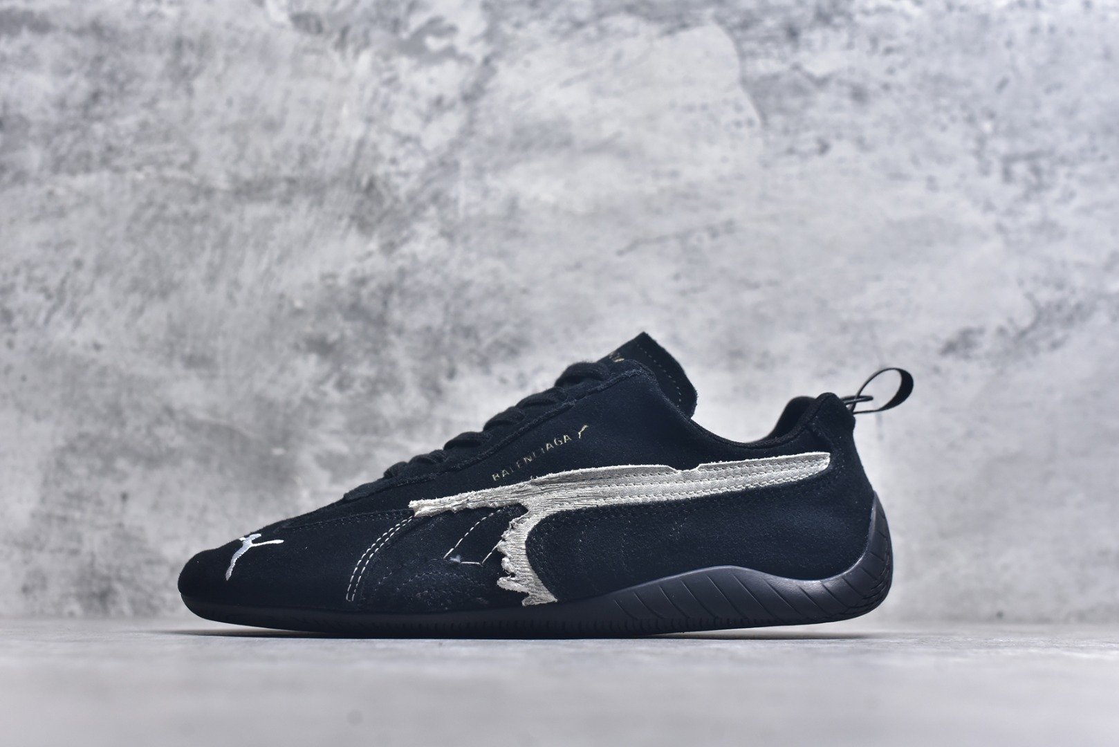 #巴黎世家联名款The Open Product x Puma Speedcat 极速赛车系列彪马低帮生活休闲鞋 原装档案原数据纸版楦型 采用原厂固色翻毛皮鞋面材质 二次成型\'猛帮\'成型工艺 全球知名运动品牌PUMA宝马赛车系列，融合了宝马车队的标志性配色，以趣味十足又前卫复古的设计引领潮流，将赛道精神融入街头时尚，开启前卫竞速之旅。自1978年巴伐利亚车队走上世界舞台，宝马赛车就在全球汽车制造和赛车运动领域留下了浓墨重彩的一笔。全新的两款BMW MMS Roma与BMW MMS Speedboat鞋款，均从宝马车型中汲取灵感。以黑或白为底色，融入经典配色，主打前卫复古风。Roma鞋款的鞋侧以复古的流线造型，缀以宝马经典Logo，巧妙吸睛；而Speedcat鞋款以亮眼三色条纹元素缀以舒适鞋面，赋予了独特的个性美学，演绎赛车的无尽能量 TD 尺码 35 36 37 38 39 40 41 42 43 44 45 ｛官方同布 无半码｝-选品中心