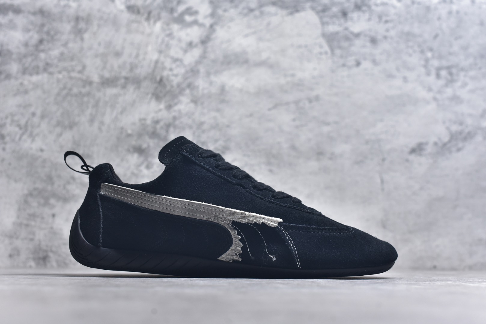 图片[3]-#巴黎世家联名款The Open Product x Puma Speedcat 极速赛车系列彪马低帮生活休闲鞋 原装档案原数据纸版楦型 采用原厂固色翻毛皮鞋面材质 二次成型\’猛帮\’成型工艺 全球知名运动品牌PUMA宝马赛车系列，融合了宝马车队的标志性配色，以趣味十足又前卫复古的设计引领潮流，将赛道精神融入街头时尚，开启前卫竞速之旅。自1978年巴伐利亚车队走上世界舞台，宝马赛车就在全球汽车制造和赛车运动领域留下了浓墨重彩的一笔。全新的两款BMW MMS Roma与BMW MMS Speedboat鞋款，均从宝马车型中汲取灵感。以黑或白为底色，融入经典配色，主打前卫复古风。Roma鞋款的鞋侧以复古的流线造型，缀以宝马经典Logo，巧妙吸睛；而Speedcat鞋款以亮眼三色条纹元素缀以舒适鞋面，赋予了独特的个性美学，演绎赛车的无尽能量 TD 尺码 35 36 37 38 39 40 41 42 43 44 45 ｛官方同布 无半码｝-选品中心