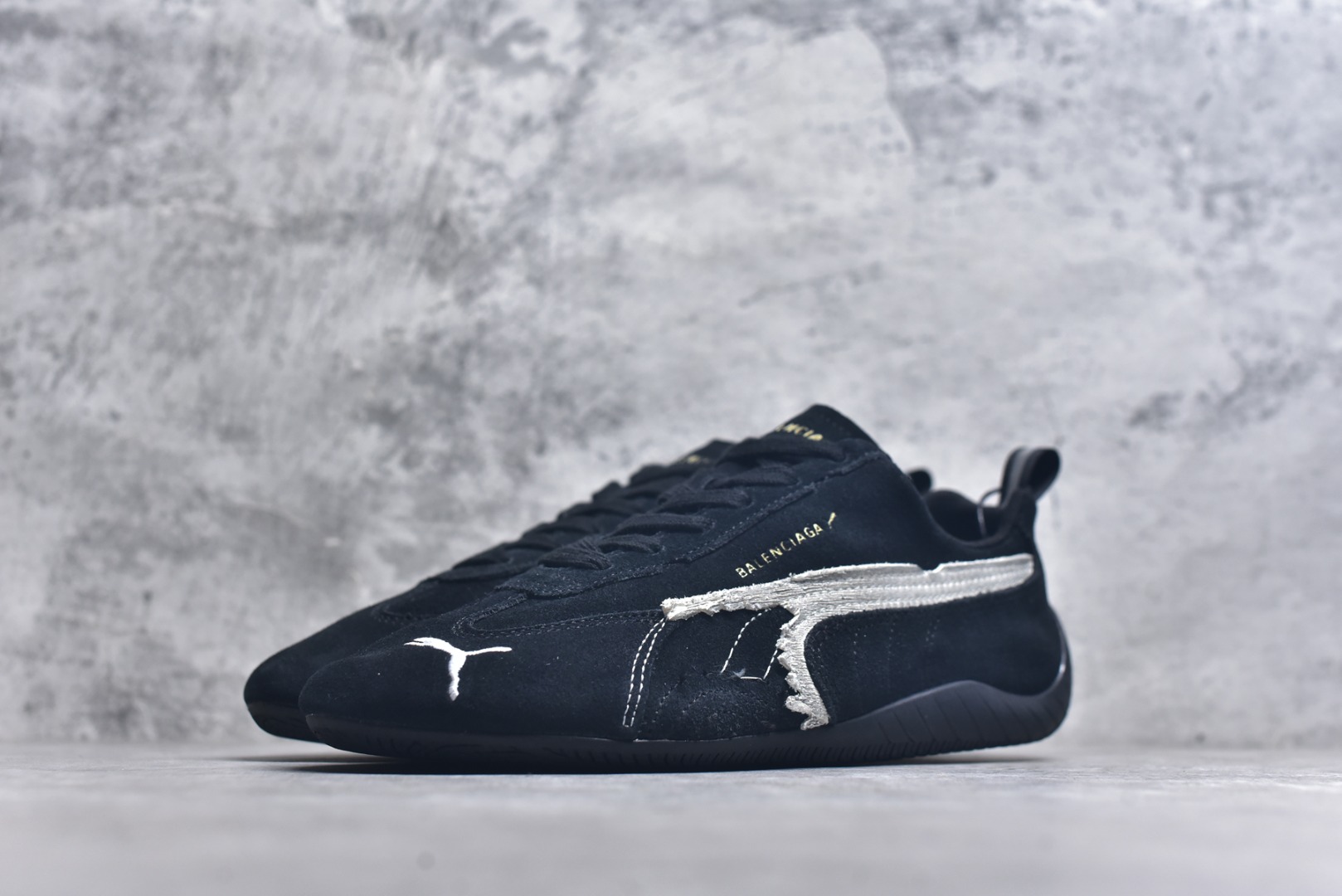 图片[2]-#巴黎世家联名款The Open Product x Puma Speedcat 极速赛车系列彪马低帮生活休闲鞋 原装档案原数据纸版楦型 采用原厂固色翻毛皮鞋面材质 二次成型\’猛帮\’成型工艺 全球知名运动品牌PUMA宝马赛车系列，融合了宝马车队的标志性配色，以趣味十足又前卫复古的设计引领潮流，将赛道精神融入街头时尚，开启前卫竞速之旅。自1978年巴伐利亚车队走上世界舞台，宝马赛车就在全球汽车制造和赛车运动领域留下了浓墨重彩的一笔。全新的两款BMW MMS Roma与BMW MMS Speedboat鞋款，均从宝马车型中汲取灵感。以黑或白为底色，融入经典配色，主打前卫复古风。Roma鞋款的鞋侧以复古的流线造型，缀以宝马经典Logo，巧妙吸睛；而Speedcat鞋款以亮眼三色条纹元素缀以舒适鞋面，赋予了独特的个性美学，演绎赛车的无尽能量 TD 尺码 35 36 37 38 39 40 41 42 43 44 45 ｛官方同布 无半码｝-选品中心