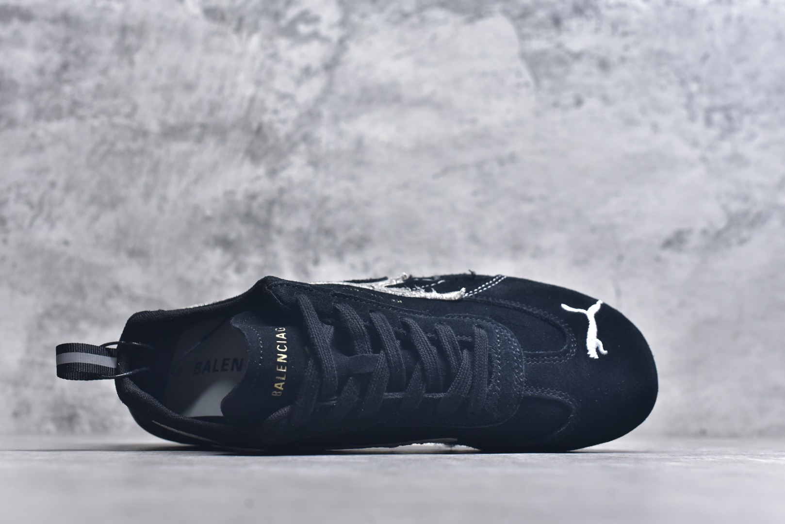 图片[4]-#巴黎世家联名款The Open Product x Puma Speedcat 极速赛车系列彪马低帮生活休闲鞋 原装档案原数据纸版楦型 采用原厂固色翻毛皮鞋面材质 二次成型\’猛帮\’成型工艺 全球知名运动品牌PUMA宝马赛车系列，融合了宝马车队的标志性配色，以趣味十足又前卫复古的设计引领潮流，将赛道精神融入街头时尚，开启前卫竞速之旅。自1978年巴伐利亚车队走上世界舞台，宝马赛车就在全球汽车制造和赛车运动领域留下了浓墨重彩的一笔。全新的两款BMW MMS Roma与BMW MMS Speedboat鞋款，均从宝马车型中汲取灵感。以黑或白为底色，融入经典配色，主打前卫复古风。Roma鞋款的鞋侧以复古的流线造型，缀以宝马经典Logo，巧妙吸睛；而Speedcat鞋款以亮眼三色条纹元素缀以舒适鞋面，赋予了独特的个性美学，演绎赛车的无尽能量 TD 尺码 35 36 37 38 39 40 41 42 43 44 45 ｛官方同布 无半码｝-选品中心