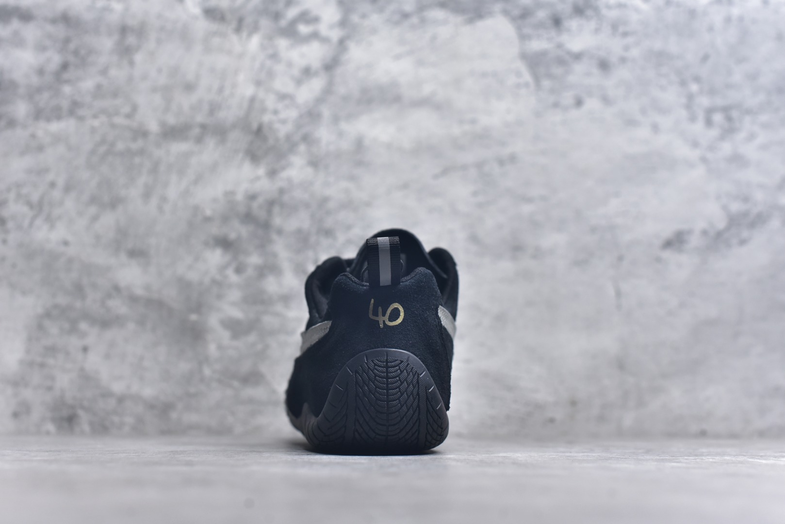 图片[5]-#巴黎世家联名款The Open Product x Puma Speedcat 极速赛车系列彪马低帮生活休闲鞋 原装档案原数据纸版楦型 采用原厂固色翻毛皮鞋面材质 二次成型\’猛帮\’成型工艺 全球知名运动品牌PUMA宝马赛车系列，融合了宝马车队的标志性配色，以趣味十足又前卫复古的设计引领潮流，将赛道精神融入街头时尚，开启前卫竞速之旅。自1978年巴伐利亚车队走上世界舞台，宝马赛车就在全球汽车制造和赛车运动领域留下了浓墨重彩的一笔。全新的两款BMW MMS Roma与BMW MMS Speedboat鞋款，均从宝马车型中汲取灵感。以黑或白为底色，融入经典配色，主打前卫复古风。Roma鞋款的鞋侧以复古的流线造型，缀以宝马经典Logo，巧妙吸睛；而Speedcat鞋款以亮眼三色条纹元素缀以舒适鞋面，赋予了独特的个性美学，演绎赛车的无尽能量 TD 尺码 35 36 37 38 39 40 41 42 43 44 45 ｛官方同布 无半码｝-选品中心